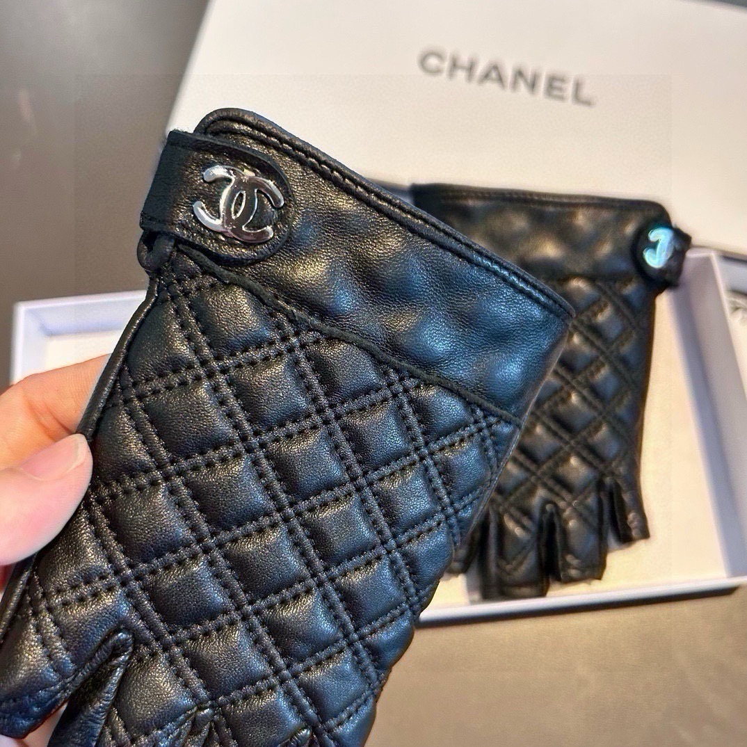 👏👏 Chanel 香奈儿2026双C秋冬短款手套美美滴👍值得对比。。同款不同品质，秒杀市场差产品，进口一级羊皮🙌经典不