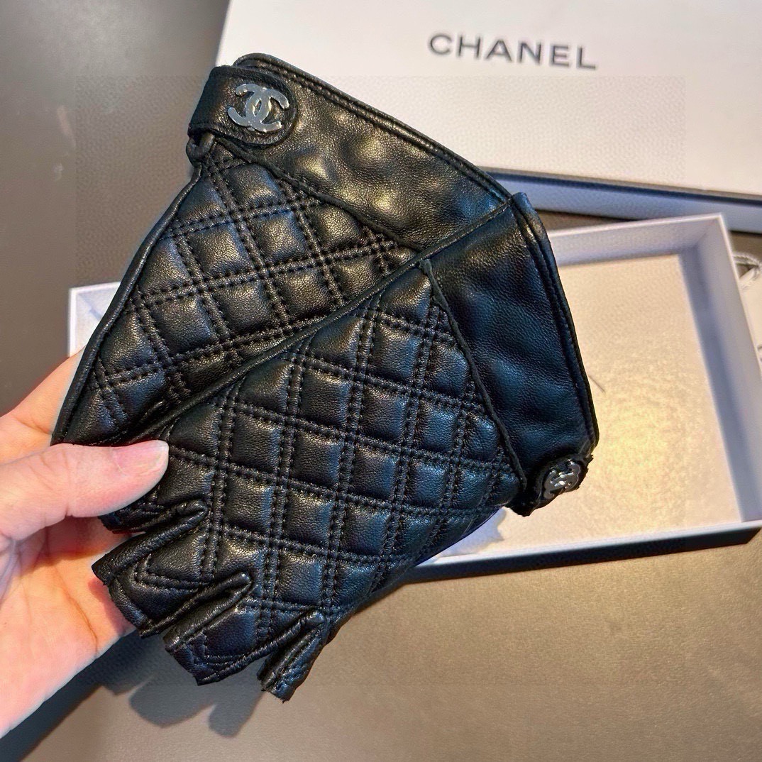 👏👏 Chanel 香奈儿2026双C秋冬短款手套美美滴👍值得对比。。同款不同品质，秒杀市场差产品，进口一级羊皮🙌经典不