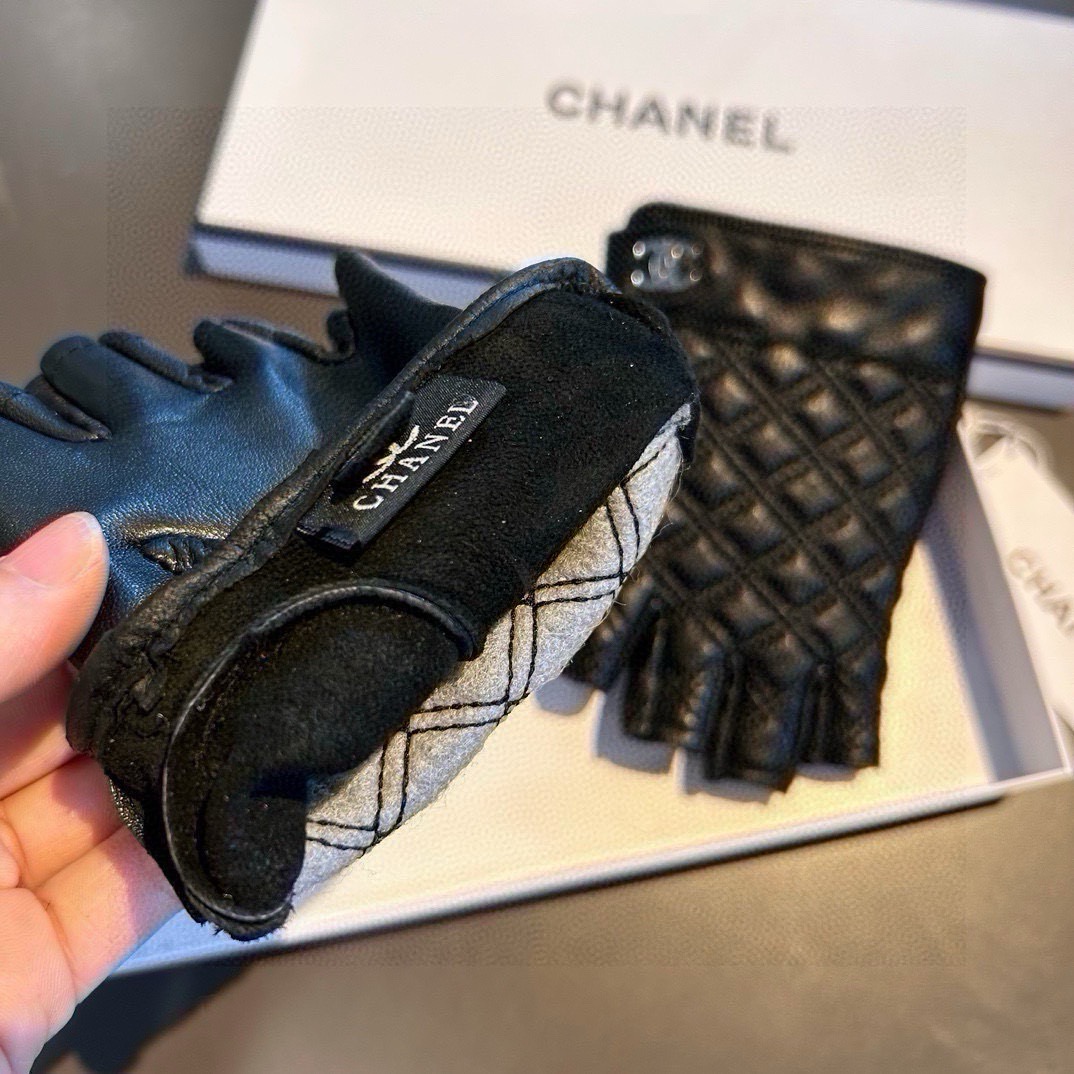👏👏 Chanel 香奈儿2026双C秋冬短款手套美美滴👍值得对比。。同款不同品质，秒杀市场差产品，进口一级羊皮🙌经典不