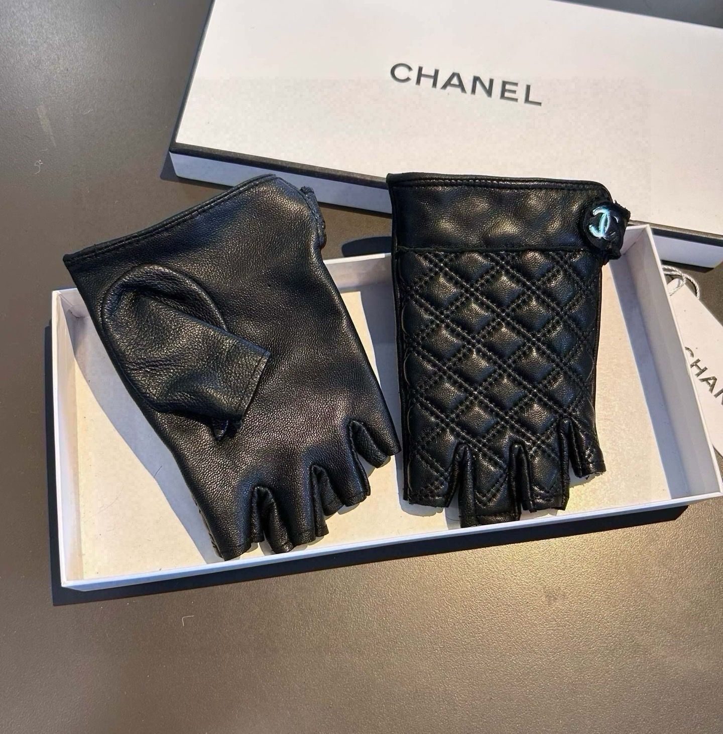 👏👏 Chanel 香奈儿2026双C秋冬短款手套美美滴👍值得对比。。同款不同品质，秒杀市场差产品，进口一级羊皮🙌经典不
