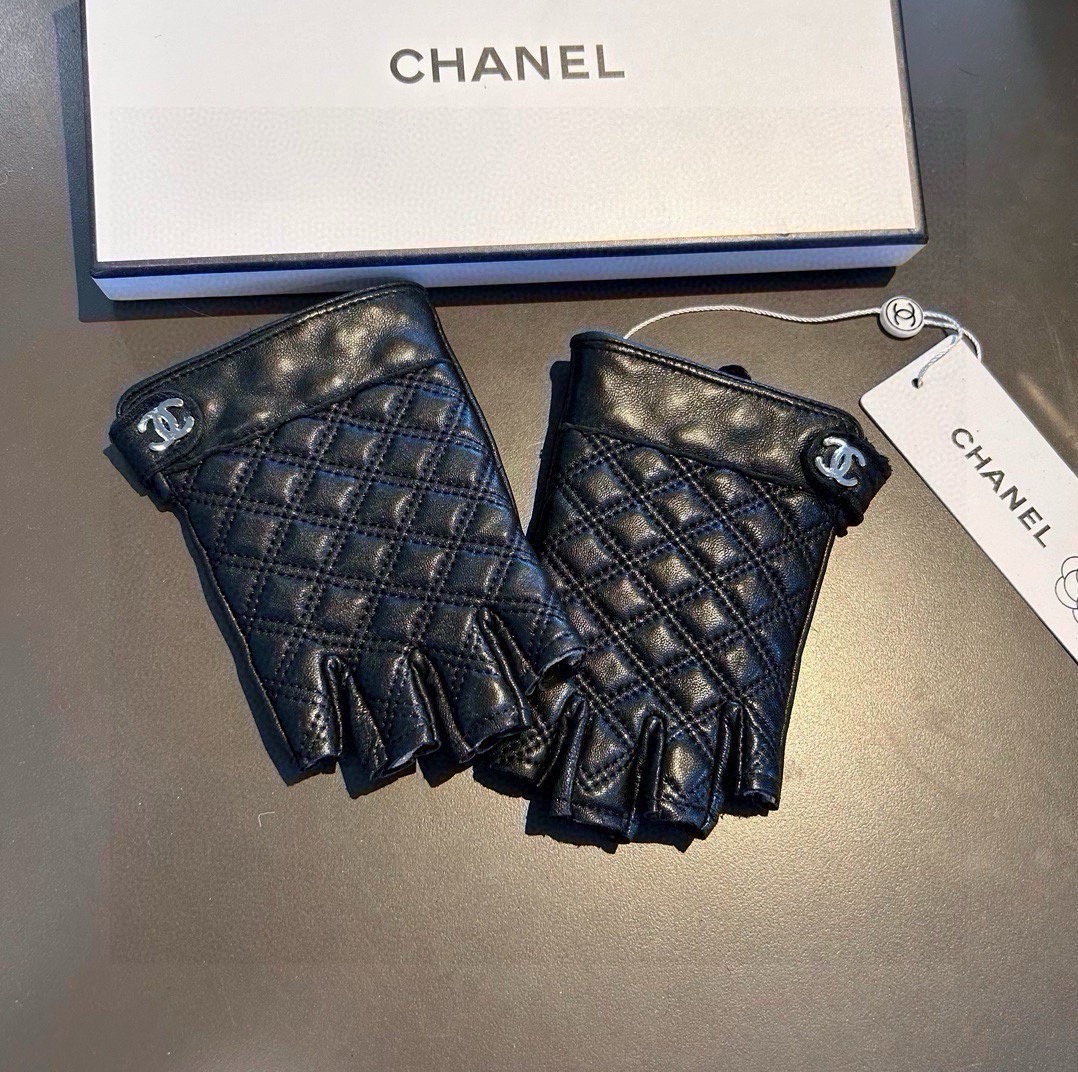 👏👏 Chanel 香奈儿2026双C秋冬短款手套美美滴👍值得对比。。同款不同品质，秒杀市场差产品，进口一级羊皮🙌经典不