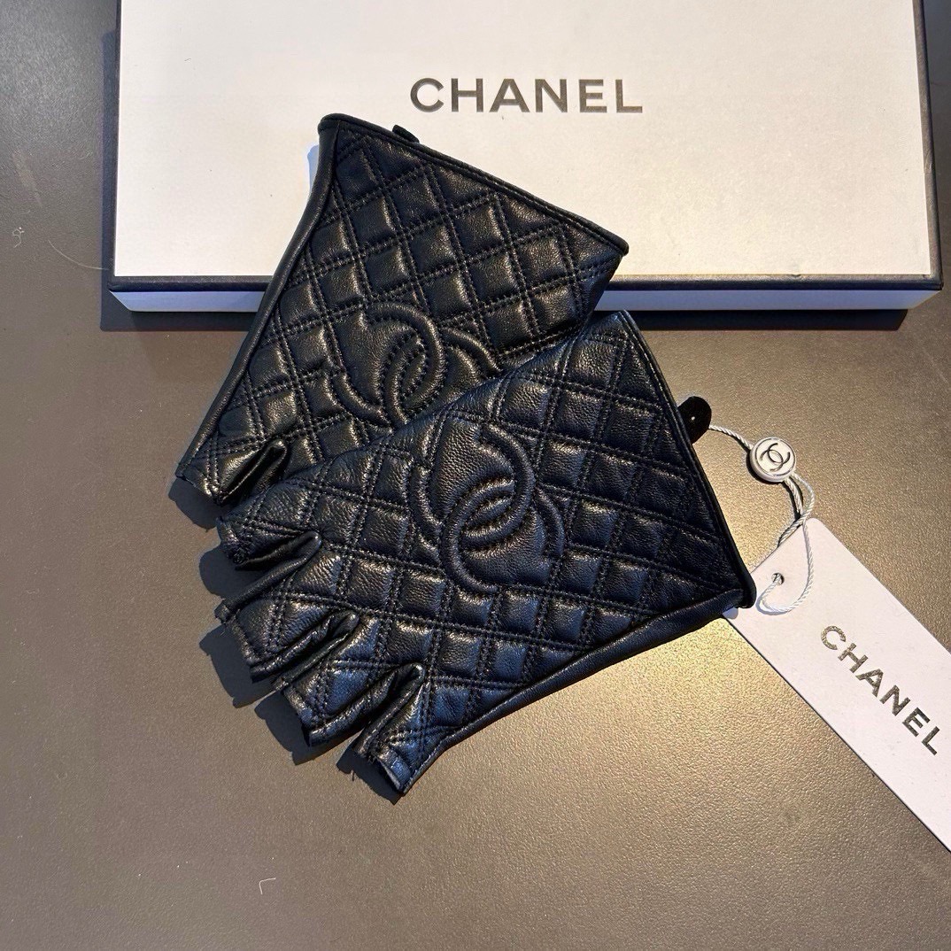 👏👏 Chanel 香奈儿2026双C秋冬短款手套美美滴👍值得对比。。同款不同品质，秒杀市场差产品，进口一级羊皮🙌经典不