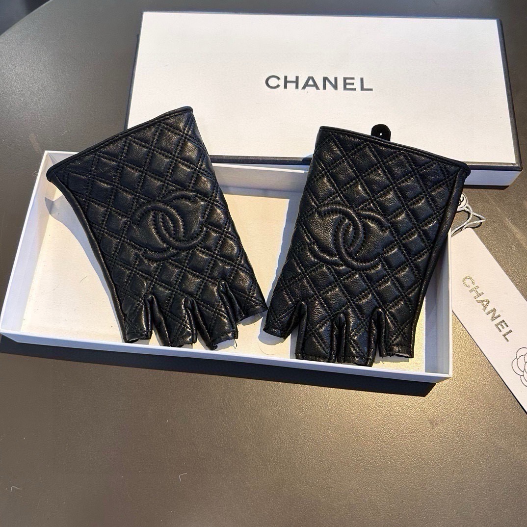 👏👏 Chanel 香奈儿2026双C秋冬短款手套美美滴👍值得对比。。同款不同品质，秒杀市场差产品，进口一级羊皮🙌经典不