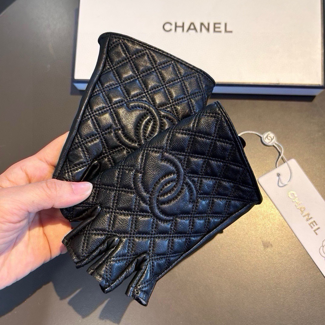 👏👏 Chanel 香奈儿2026双C秋冬短款手套美美滴👍值得对比。。同款不同品质，秒杀市场差产品，进口一级羊皮🙌经典不