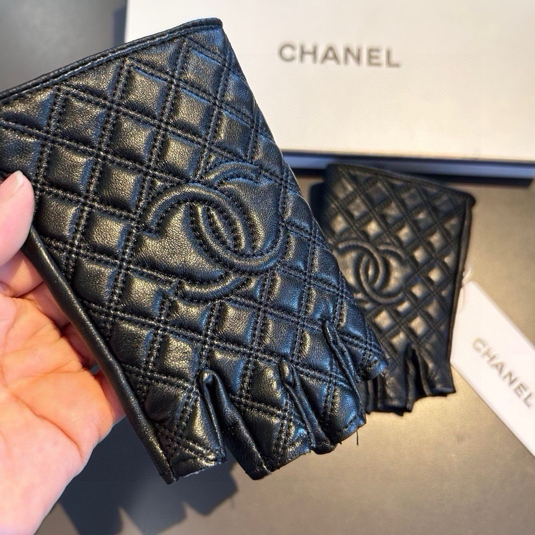 👏👏 Chanel 香奈儿2026双C秋冬短款手套美美滴👍值得对比。。同款不同品质，秒杀市场差产品，进口一级羊皮🙌经典不