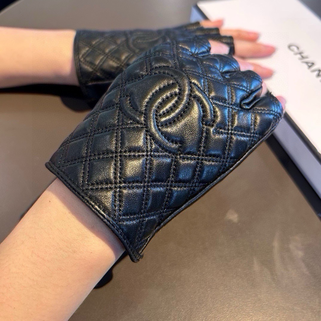 👏👏 Chanel 香奈儿2026双C秋冬短款手套美美滴👍值得对比。。同款不同品质，秒杀市场差产品，进口一级羊皮🙌经典不