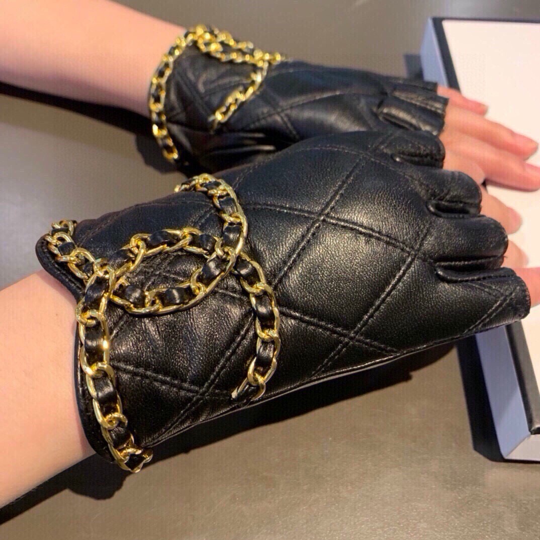 👏👏 Chanel 香奈儿2026双C秋冬短款手套美美滴👍值得对比。。同款不同品质，秒杀市场差产品，进口一级羊皮🙌经典不