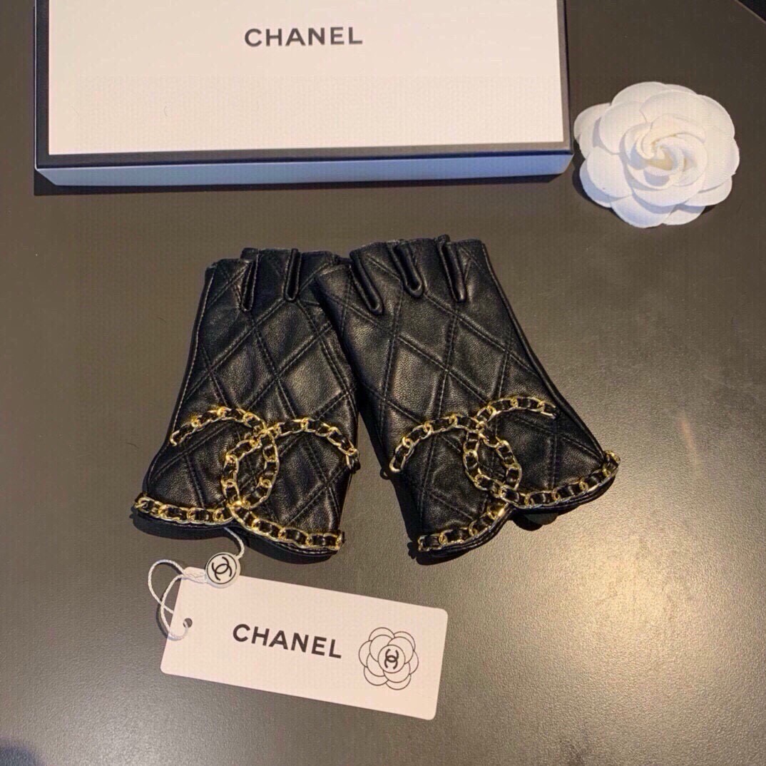 👏👏 Chanel 香奈儿2026双C秋冬短款手套美美滴👍值得对比。。同款不同品质，秒杀市场差产品，进口一级羊皮🙌经典不