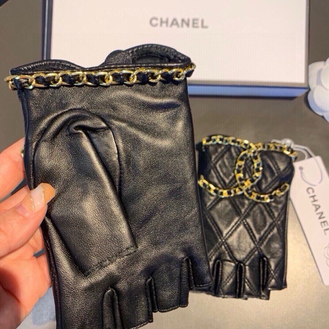 👏👏 Chanel 香奈儿2026双C秋冬短款手套美美滴👍值得对比。。同款不同品质，秒杀市场差产品，进口一级羊皮🙌经典不