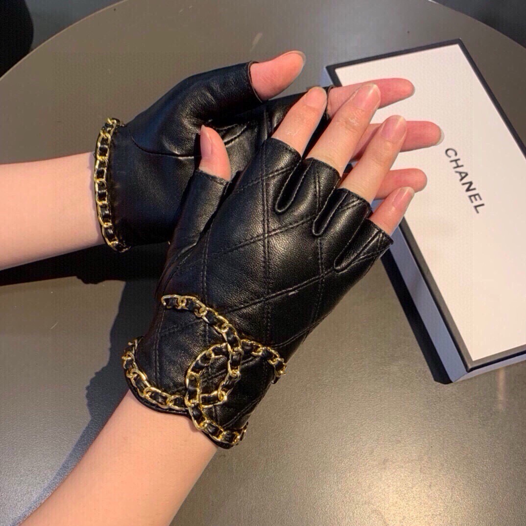 👏👏 Chanel 香奈儿2026双C秋冬短款手套美美滴👍值得对比。。同款不同品质，秒杀市场差产品，进口一级羊皮🙌经典不