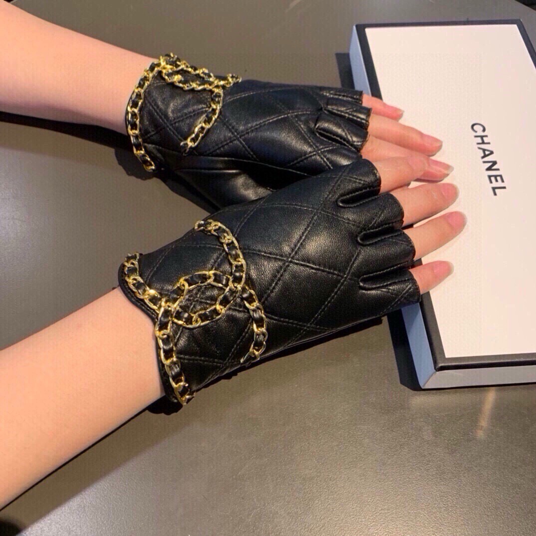 👏👏 Chanel 香奈儿2026双C秋冬短款手套美美滴👍值得对比。。同款不同品质，秒杀市场差产品，进口一级羊皮🙌经典不
