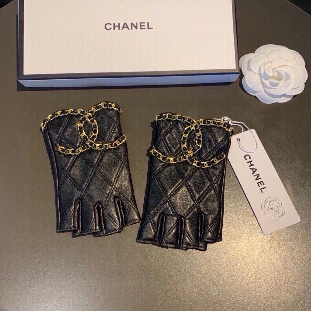 👏👏 Chanel 香奈儿2026双C秋冬短款手套美美滴👍值得对比。。同款不同品质，秒杀市场差产品，进口一级羊皮🙌经典不