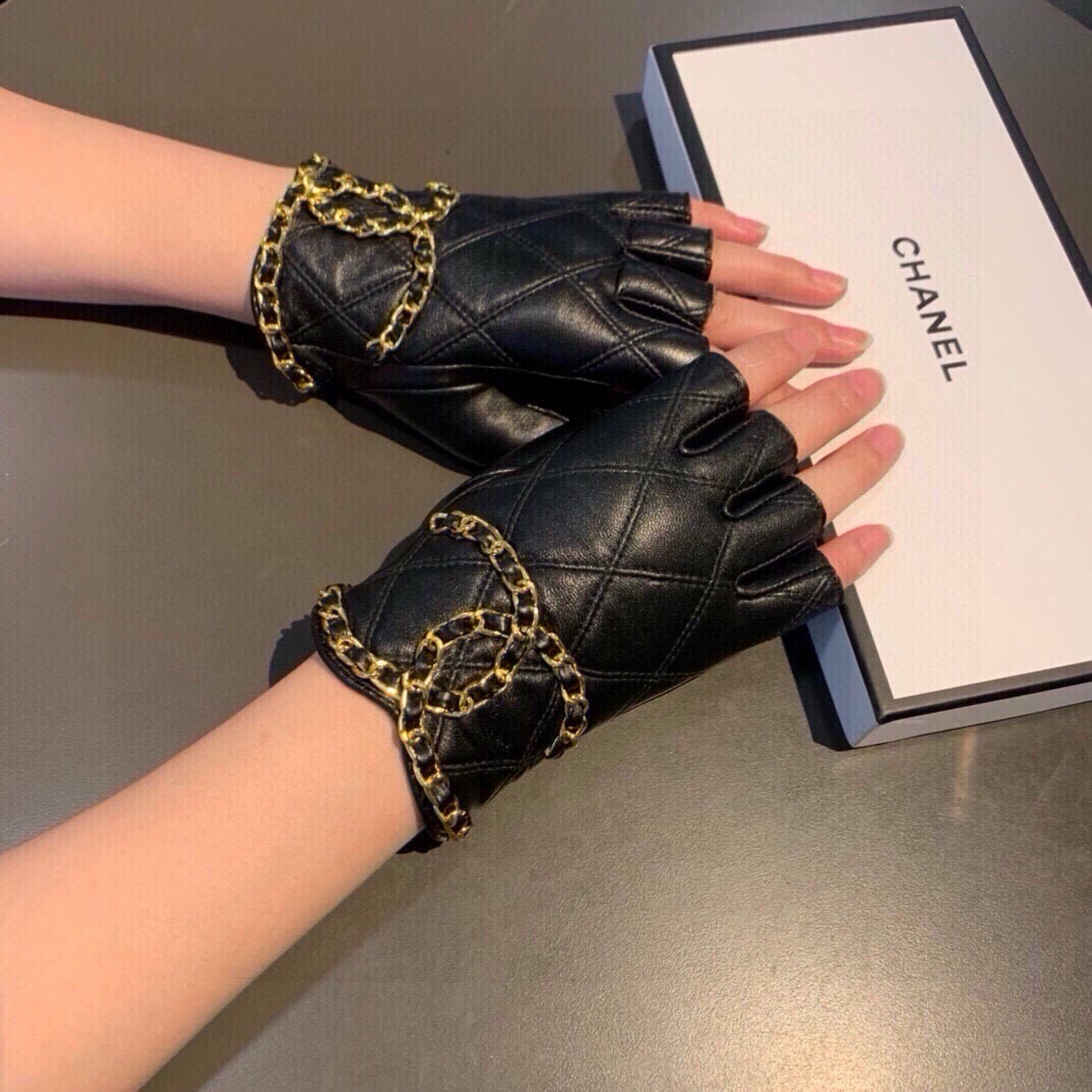 👏👏 Chanel 香奈儿2026双C秋冬短款手套美美滴👍值得对比。。同款不同品质，秒杀市场差产品，进口一级羊皮🙌经典不