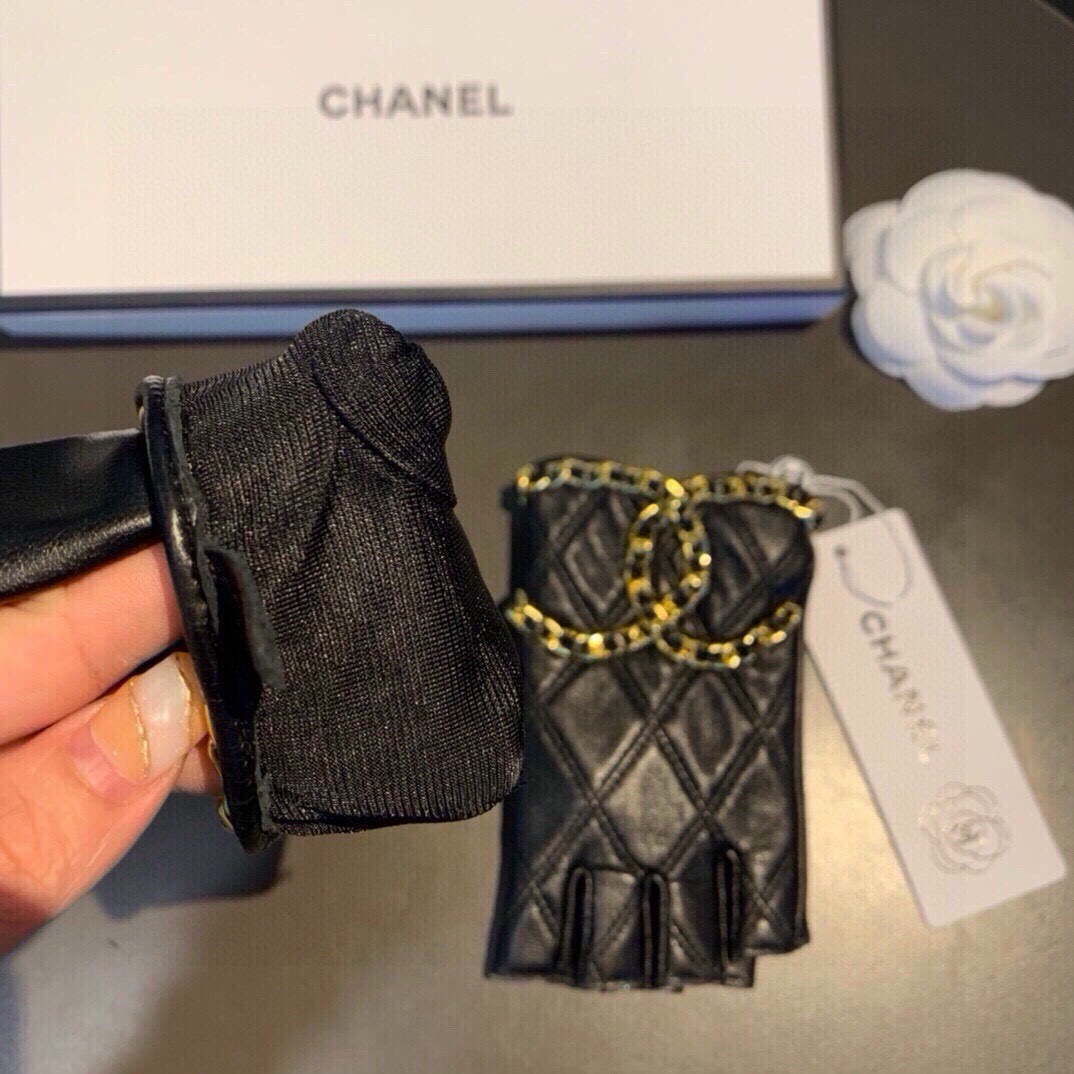 👏👏 Chanel 香奈儿2026双C秋冬短款手套美美滴👍值得对比。。同款不同品质，秒杀市场差产品，进口一级羊皮🙌经典不