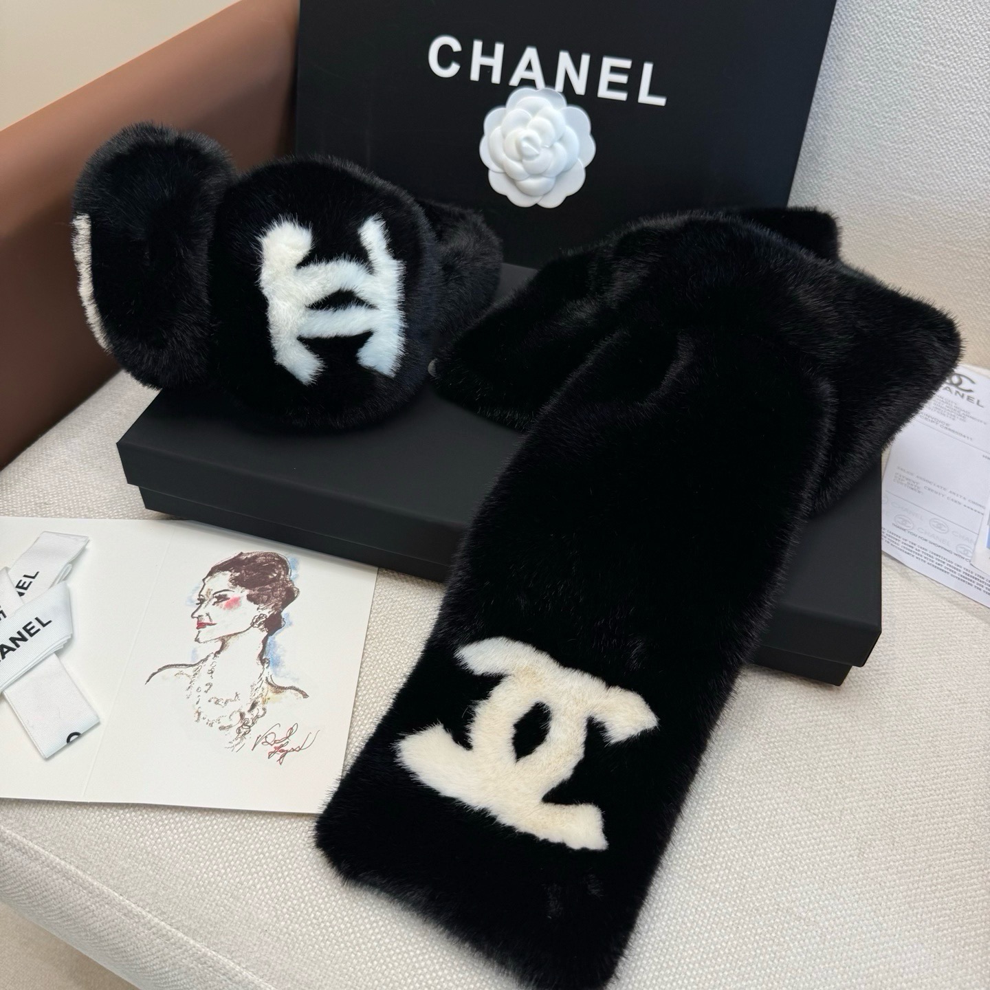 （一套）🌈疯狂打call值得拥有💫 💕人间白富美,网红明星同款😍 香奈儿滑雪耳罩围巾，保暖☺️ 必备滑雪日常凹造型简直太
