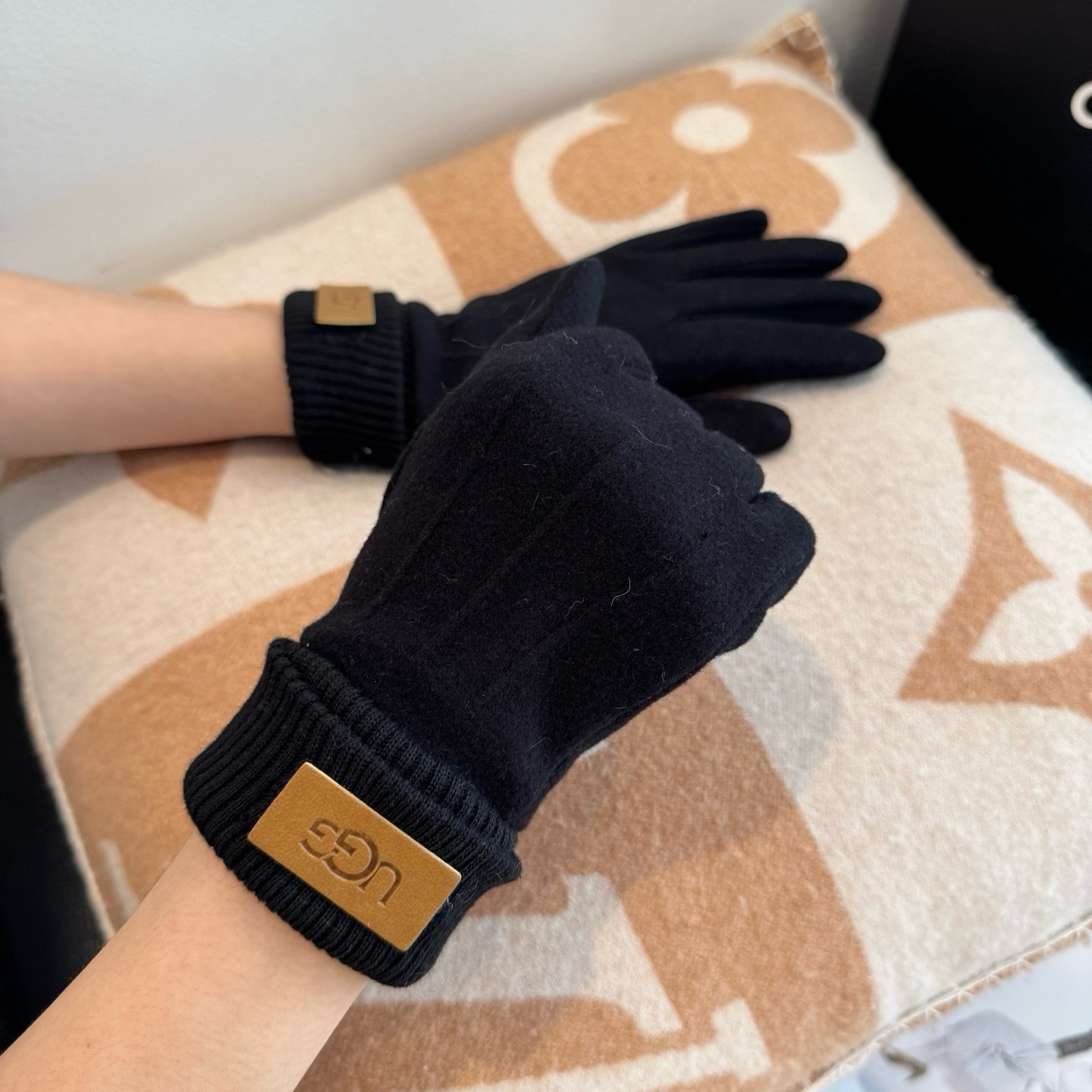 UGG2026秋冬懒兔毛羊毛手套👍值得对比。同款不同品质，秒杀市场差产品，羊毛十懒兔毛内里加绒 🙌经典不过时款.喜欢可以