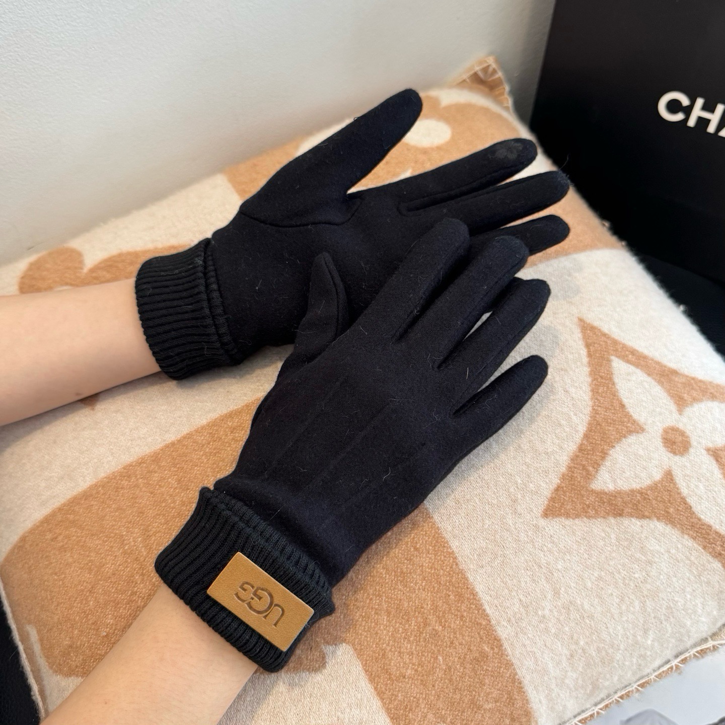 UGG2026秋冬懒兔毛羊毛手套👍值得对比。同款不同品质，秒杀市场差产品，羊毛十懒兔毛内里加绒 🙌经典不过时款.喜欢可以