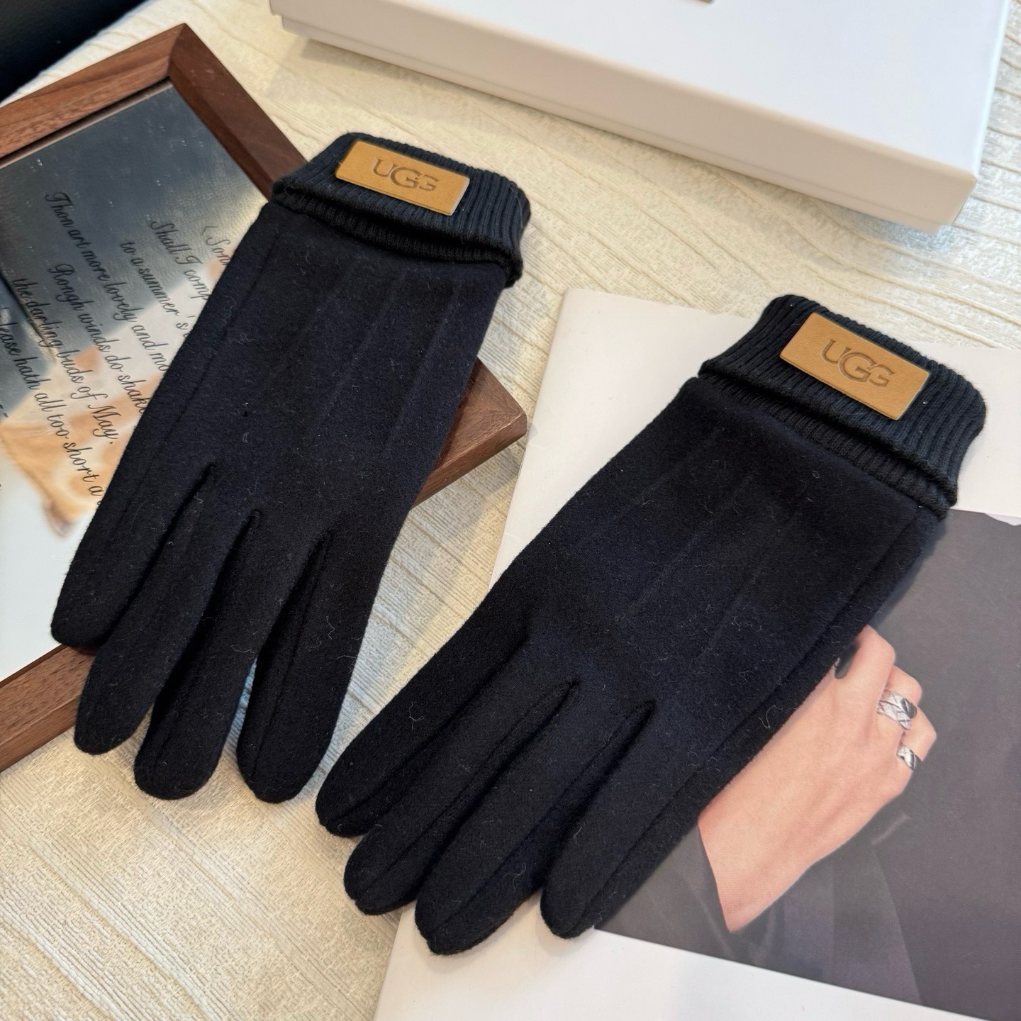 UGG2026秋冬懒兔毛羊毛手套👍值得对比。同款不同品质，秒杀市场差产品，羊毛十懒兔毛内里加绒 🙌经典不过时款.喜欢可以