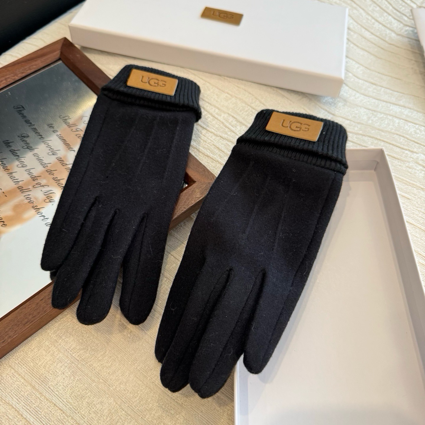 UGG2026秋冬懒兔毛羊毛手套👍值得对比。同款不同品质，秒杀市场差产品，羊毛十懒兔毛内里加绒 🙌经典不过时款.喜欢可以