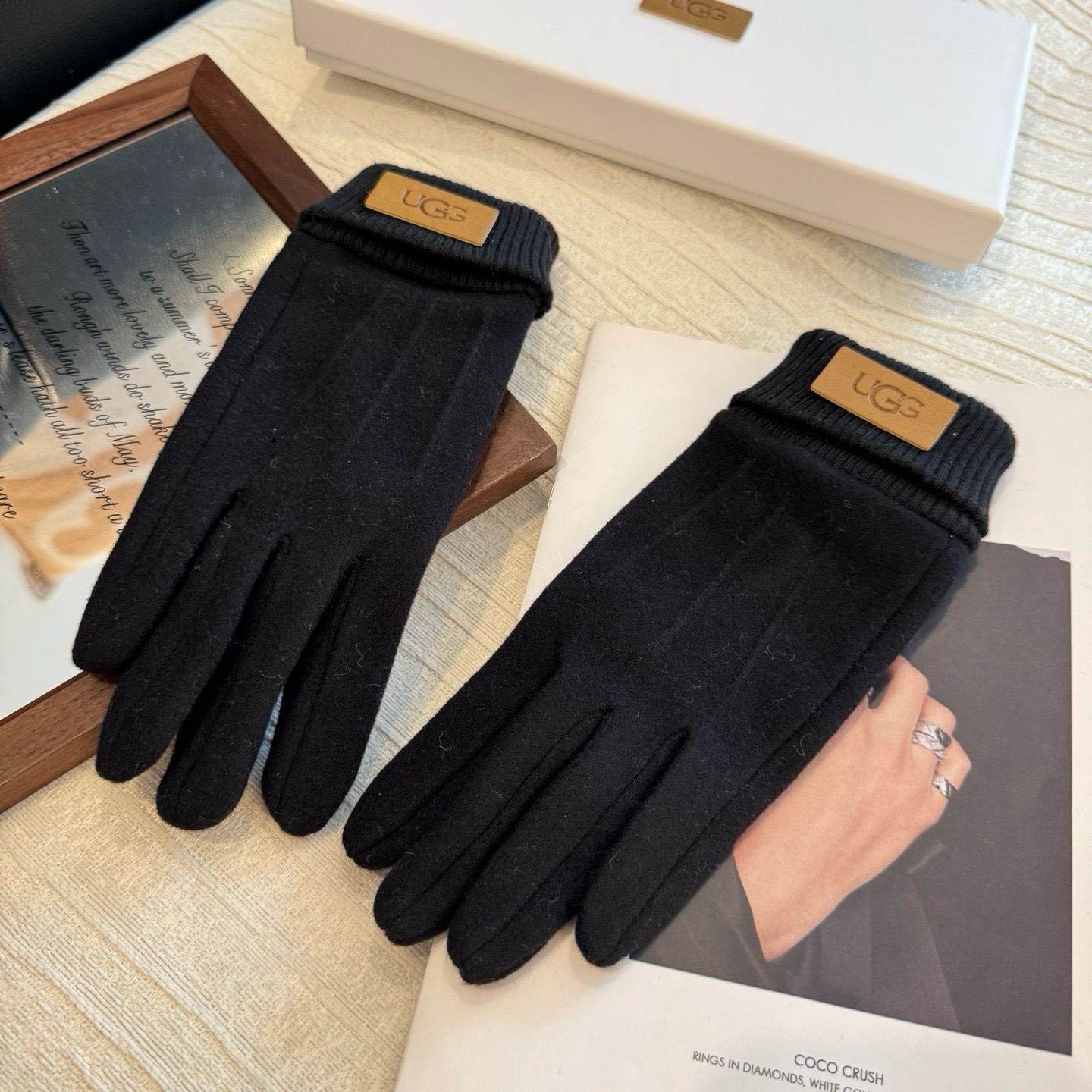 UGG2026秋冬懒兔毛羊毛手套👍值得对比。同款不同品质，秒杀市场差产品，羊毛十懒兔毛内里加绒 🙌经典不过时款.喜欢可以