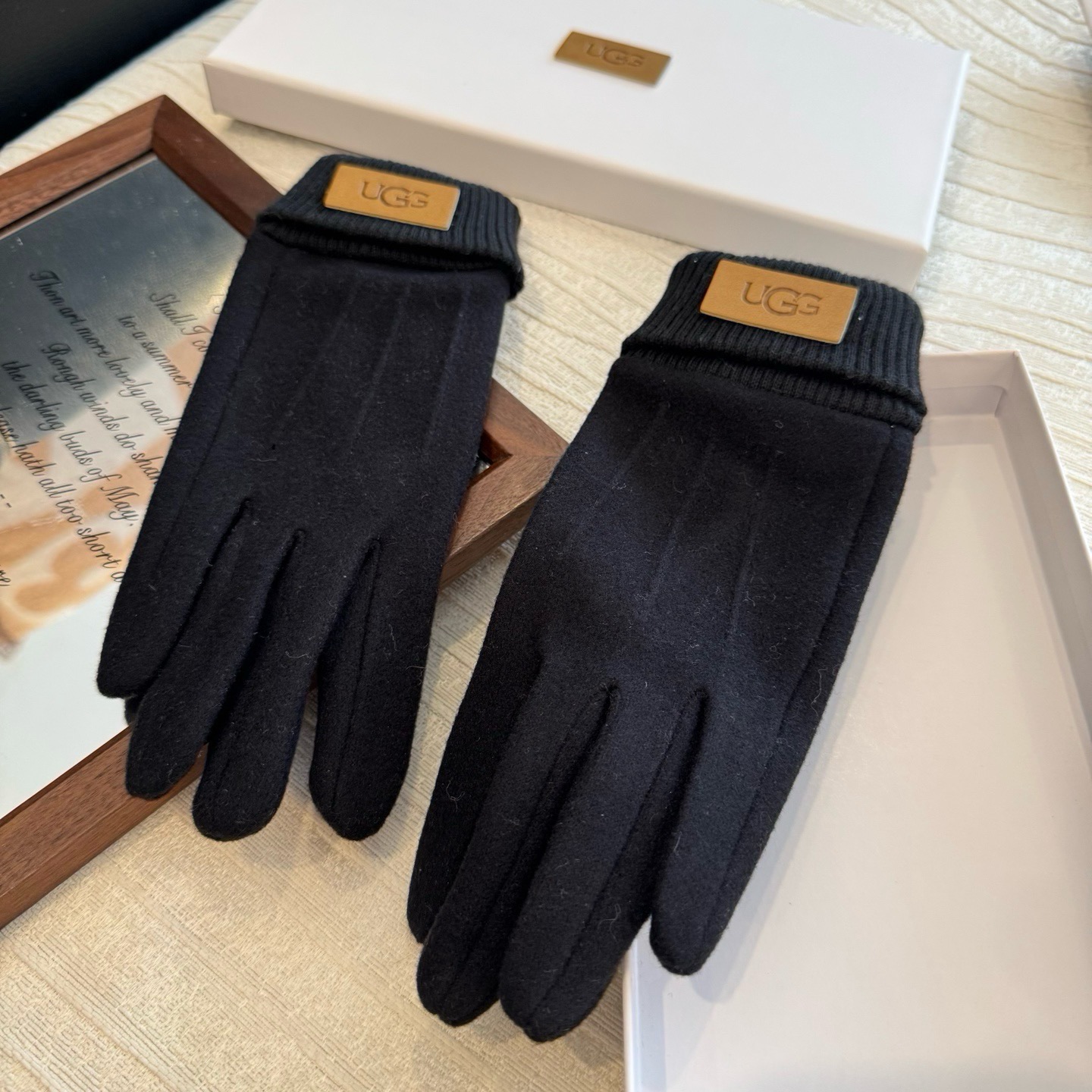 UGG2026秋冬懒兔毛羊毛手套👍值得对比。同款不同品质，秒杀市场差产品，羊毛十懒兔毛内里加绒 🙌经典不过时款.喜欢可以