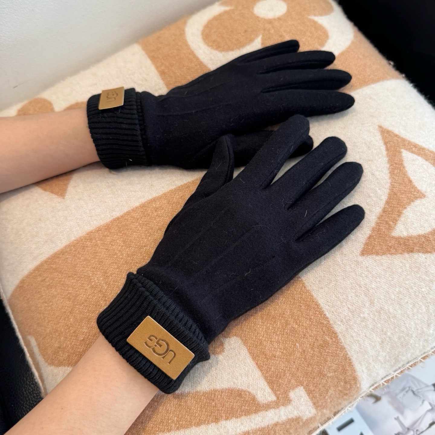 UGG2026秋冬懒兔毛羊毛手套👍值得对比。同款不同品质，秒杀市场差产品，羊毛十懒兔毛内里加绒 🙌经典不过时款.喜欢可以