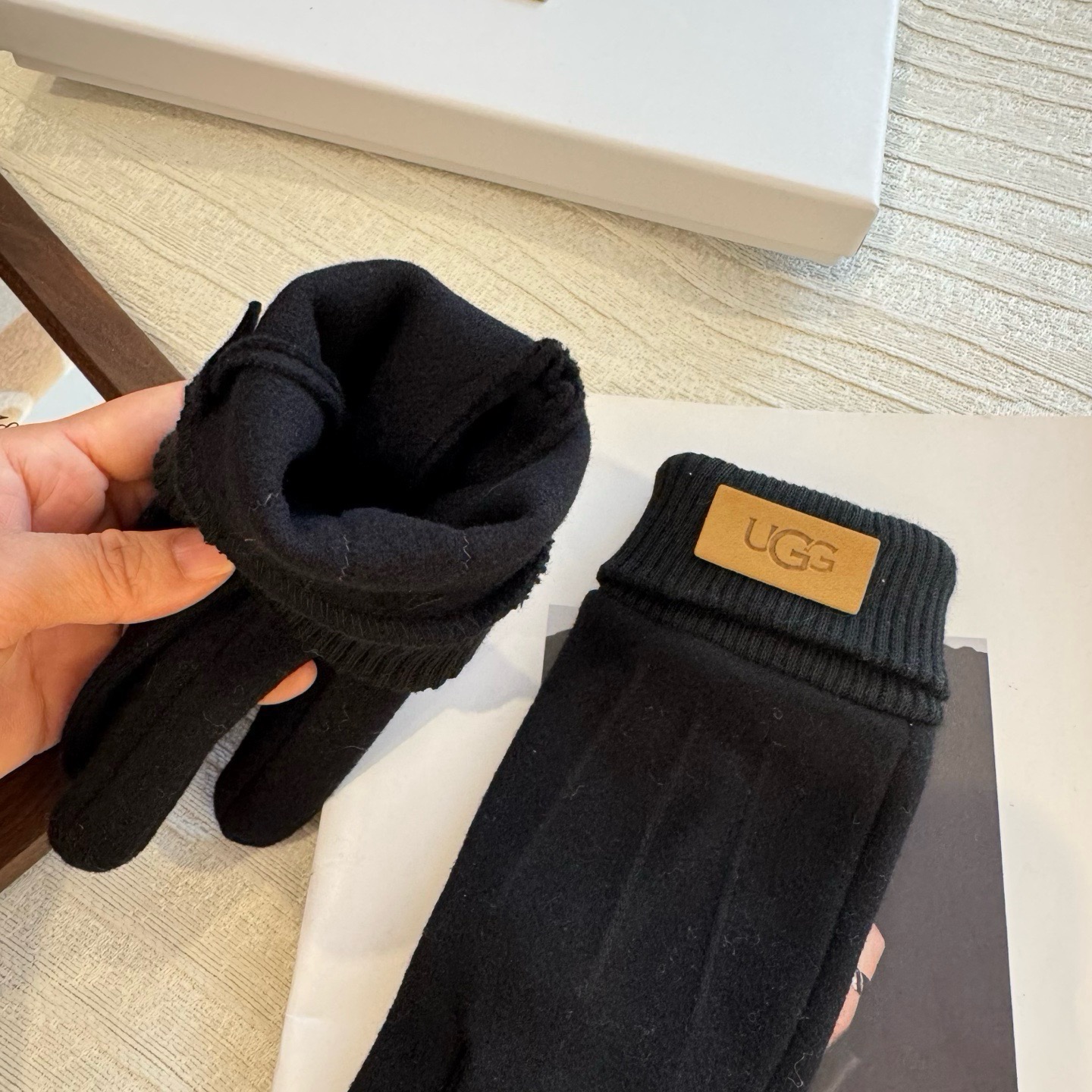 UGG2026秋冬懒兔毛羊毛手套👍值得对比。同款不同品质，秒杀市场差产品，羊毛十懒兔毛内里加绒 🙌经典不过时款.喜欢可以