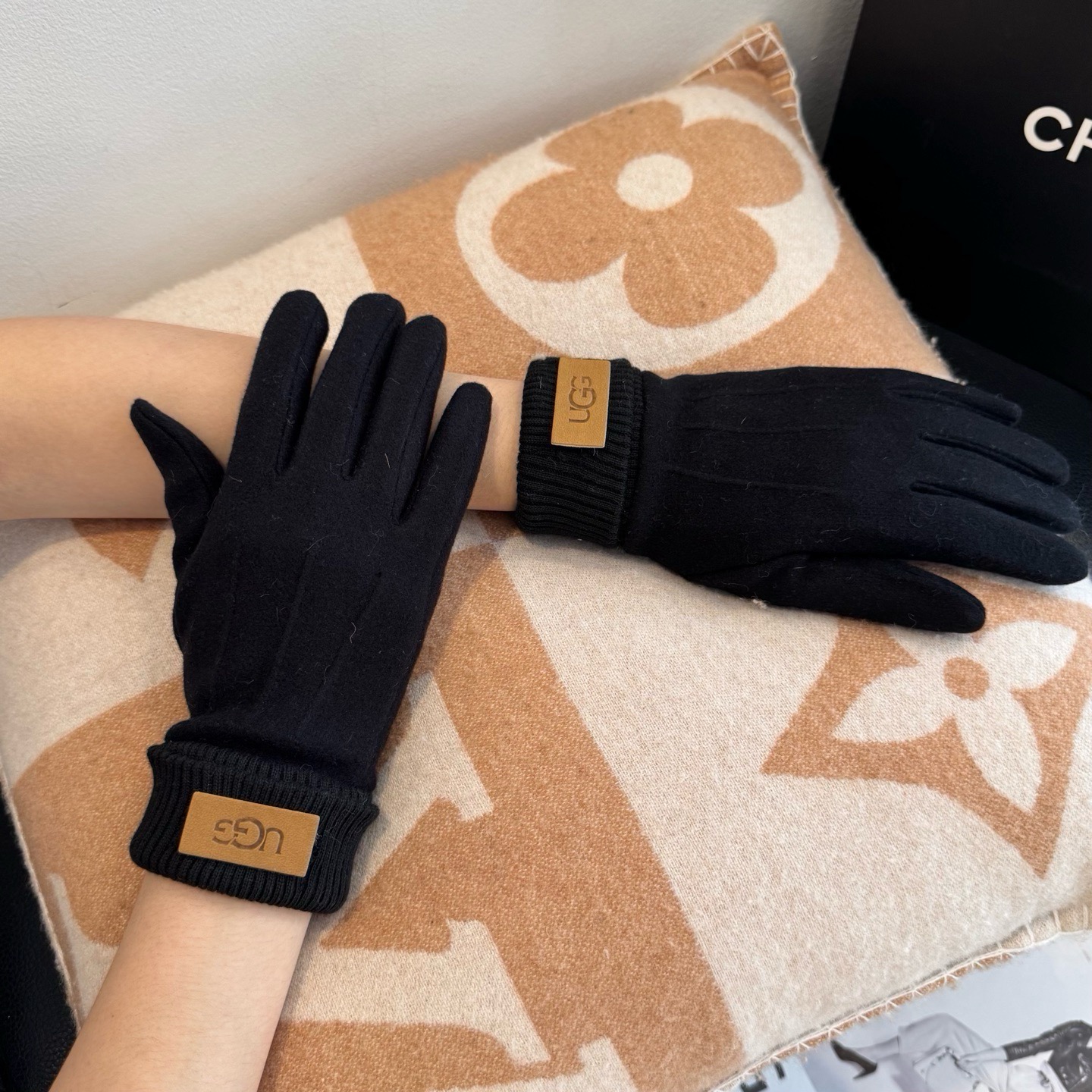 UGG2026秋冬懒兔毛羊毛手套👍值得对比。同款不同品质，秒杀市场差产品，羊毛十懒兔毛内里加绒 🙌经典不过时款.喜欢可以