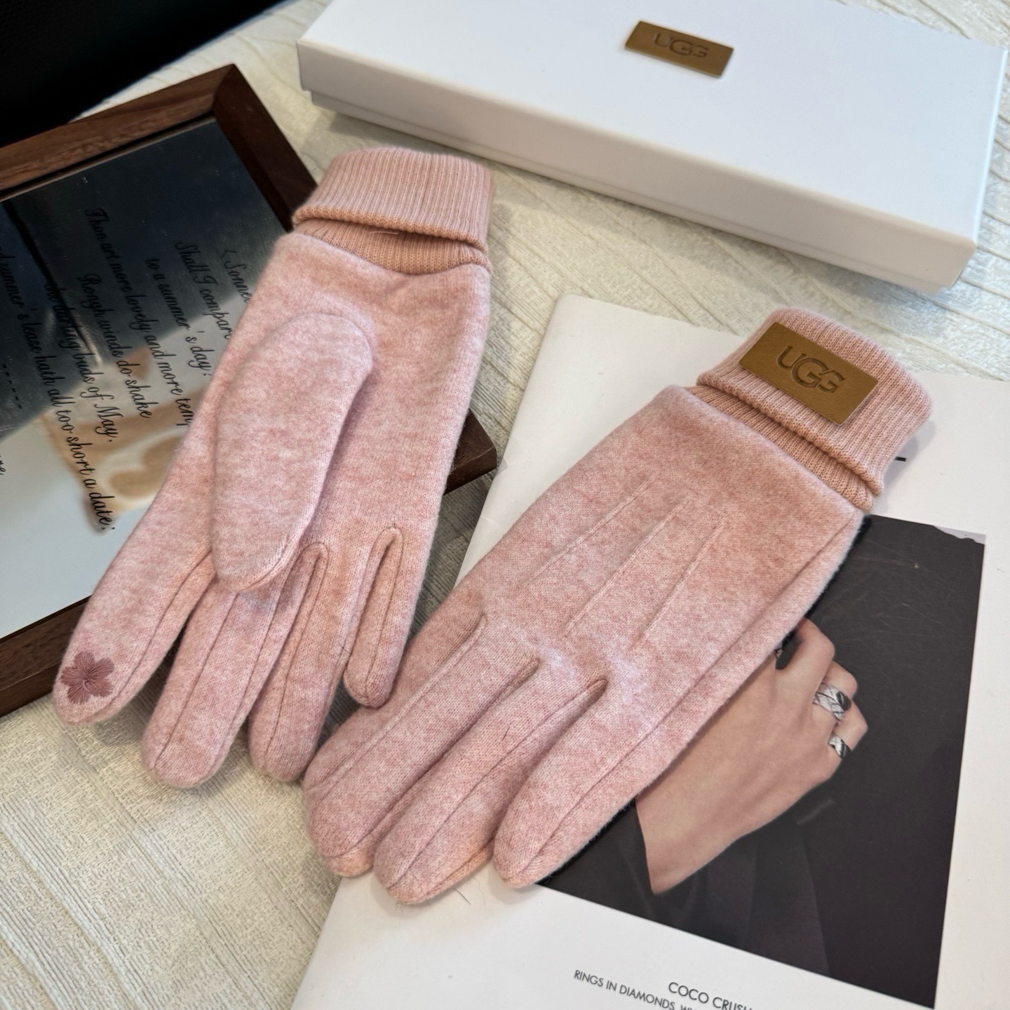 UGG2026秋冬懒兔毛羊毛手套👍值得对比。同款不同品质，秒杀市场差产品，羊毛十懒兔毛内里加绒 🙌经典不过时款.喜欢可以