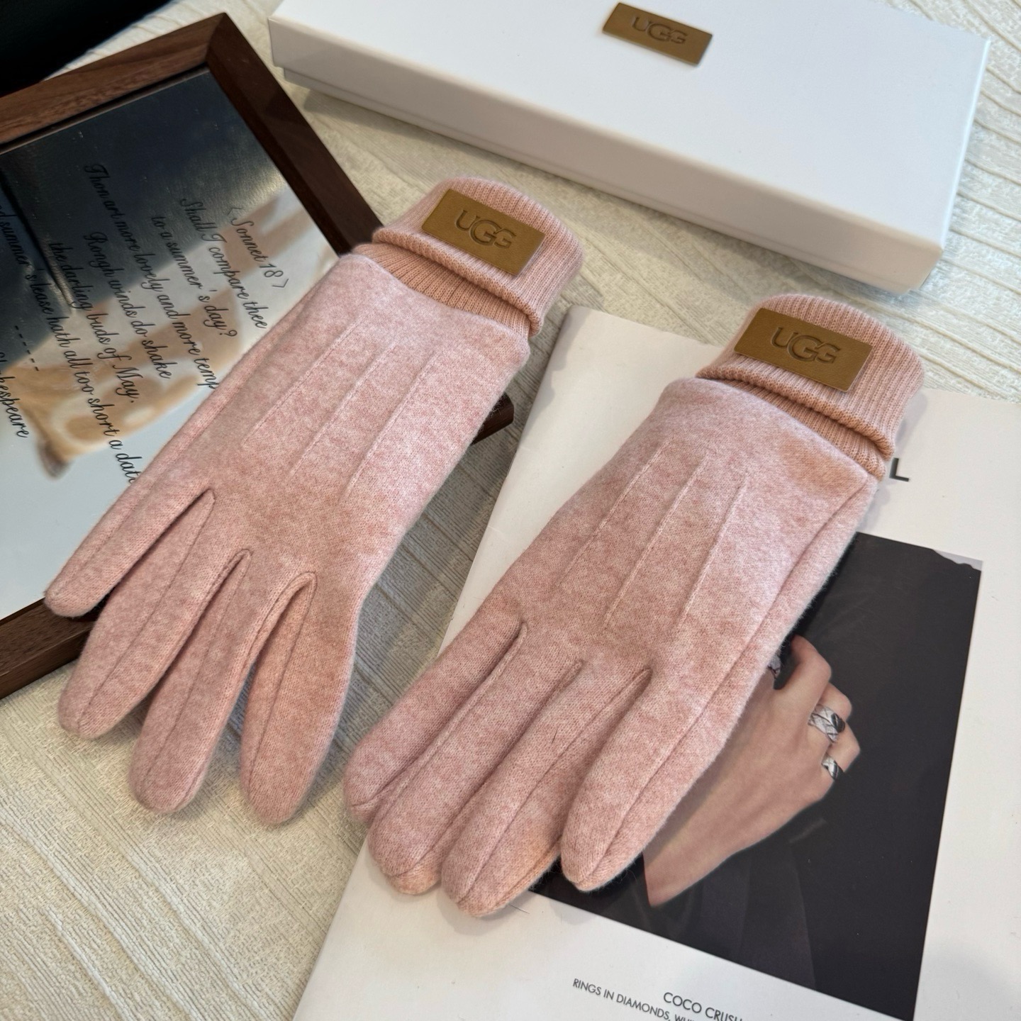 UGG2026秋冬懒兔毛羊毛手套👍值得对比。同款不同品质，秒杀市场差产品，羊毛十懒兔毛内里加绒 🙌经典不过时款.喜欢可以
