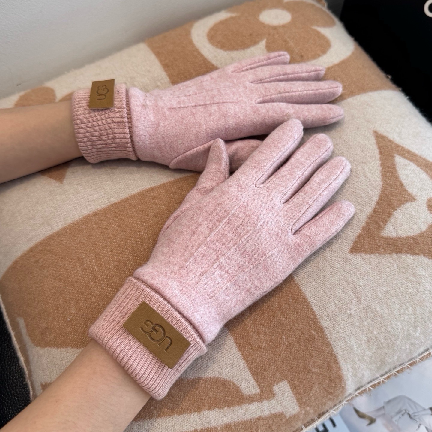 UGG2026秋冬懒兔毛羊毛手套👍值得对比。同款不同品质，秒杀市场差产品，羊毛十懒兔毛内里加绒 🙌经典不过时款.喜欢可以