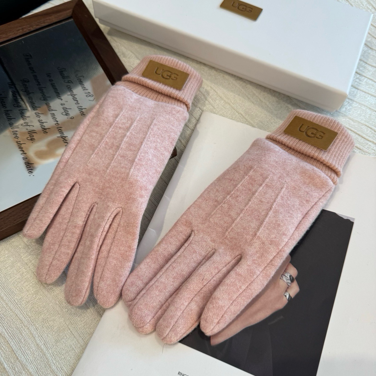 UGG2026秋冬懒兔毛羊毛手套👍值得对比。同款不同品质，秒杀市场差产品，羊毛十懒兔毛内里加绒 🙌经典不过时款.喜欢可以