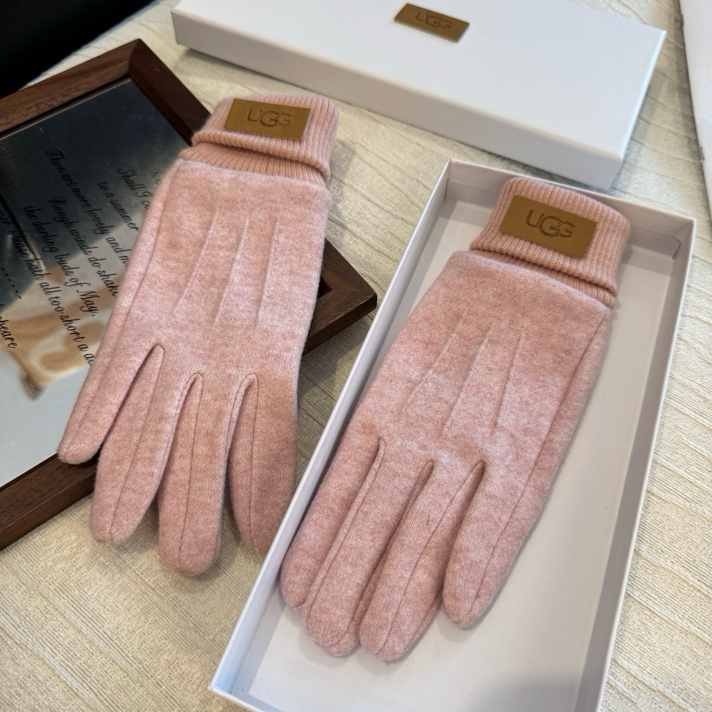 UGG2026秋冬懒兔毛羊毛手套👍值得对比。同款不同品质，秒杀市场差产品，羊毛十懒兔毛内里加绒 🙌经典不过时款.喜欢可以