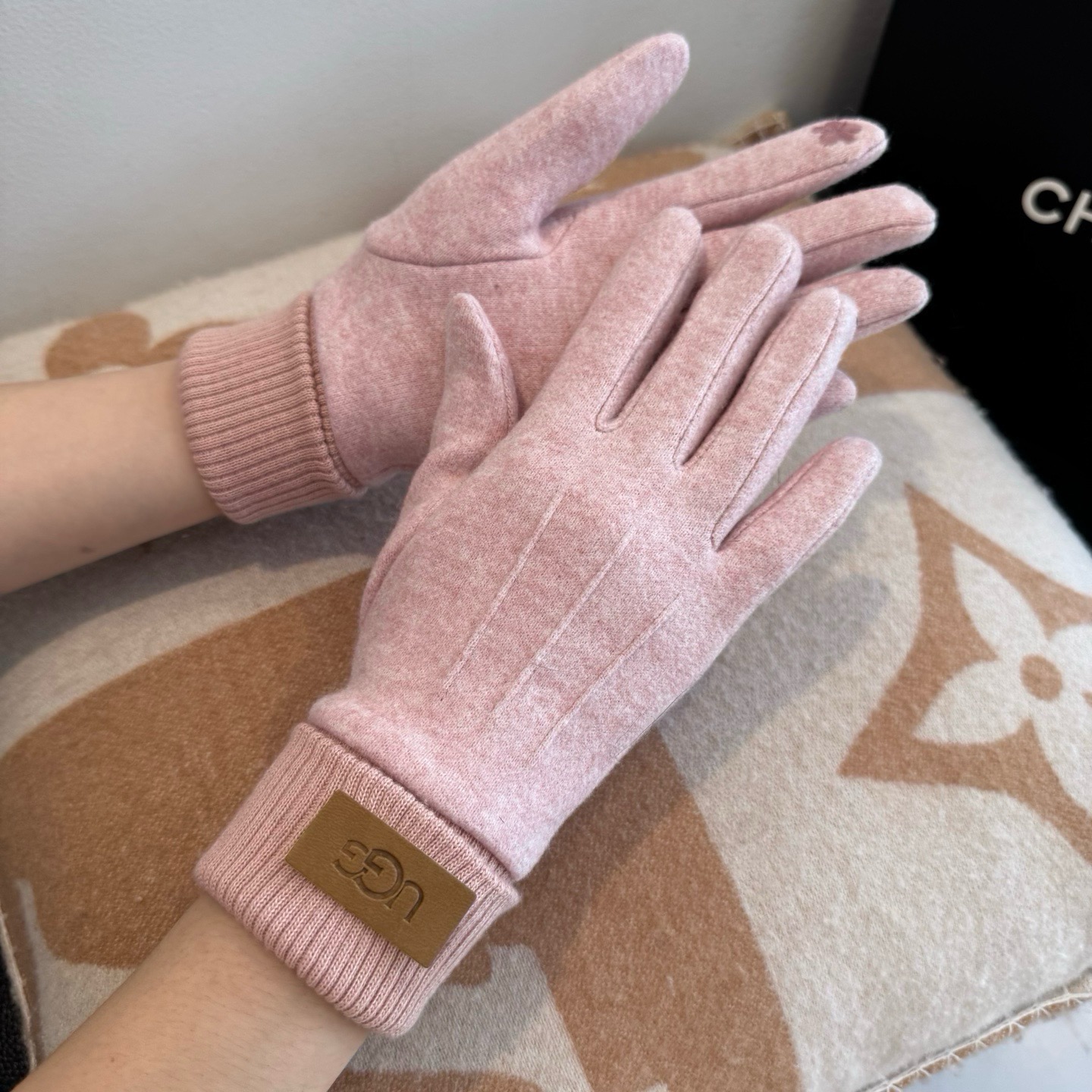 UGG2026秋冬懒兔毛羊毛手套👍值得对比。同款不同品质，秒杀市场差产品，羊毛十懒兔毛内里加绒 🙌经典不过时款.喜欢可以
