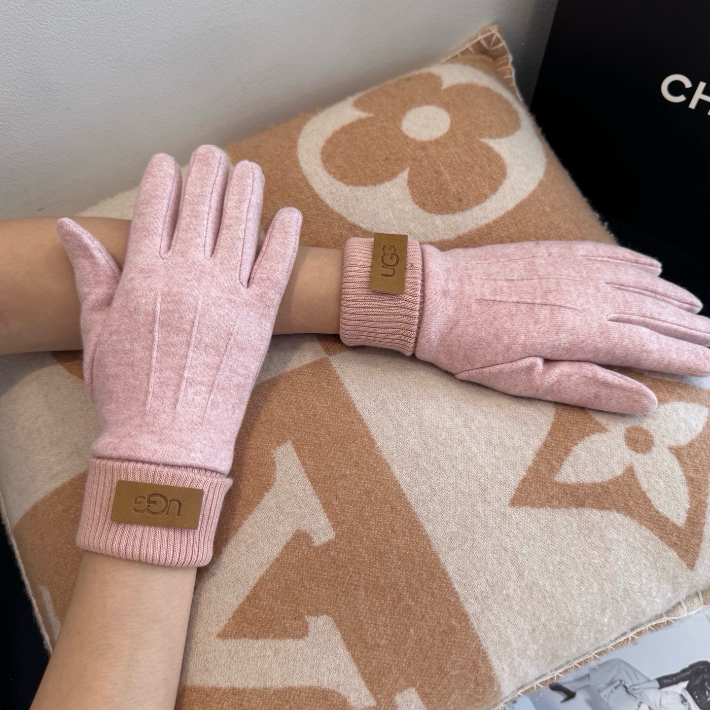 UGG2026秋冬懒兔毛羊毛手套👍值得对比。同款不同品质，秒杀市场差产品，羊毛十懒兔毛内里加绒 🙌经典不过时款.喜欢可以