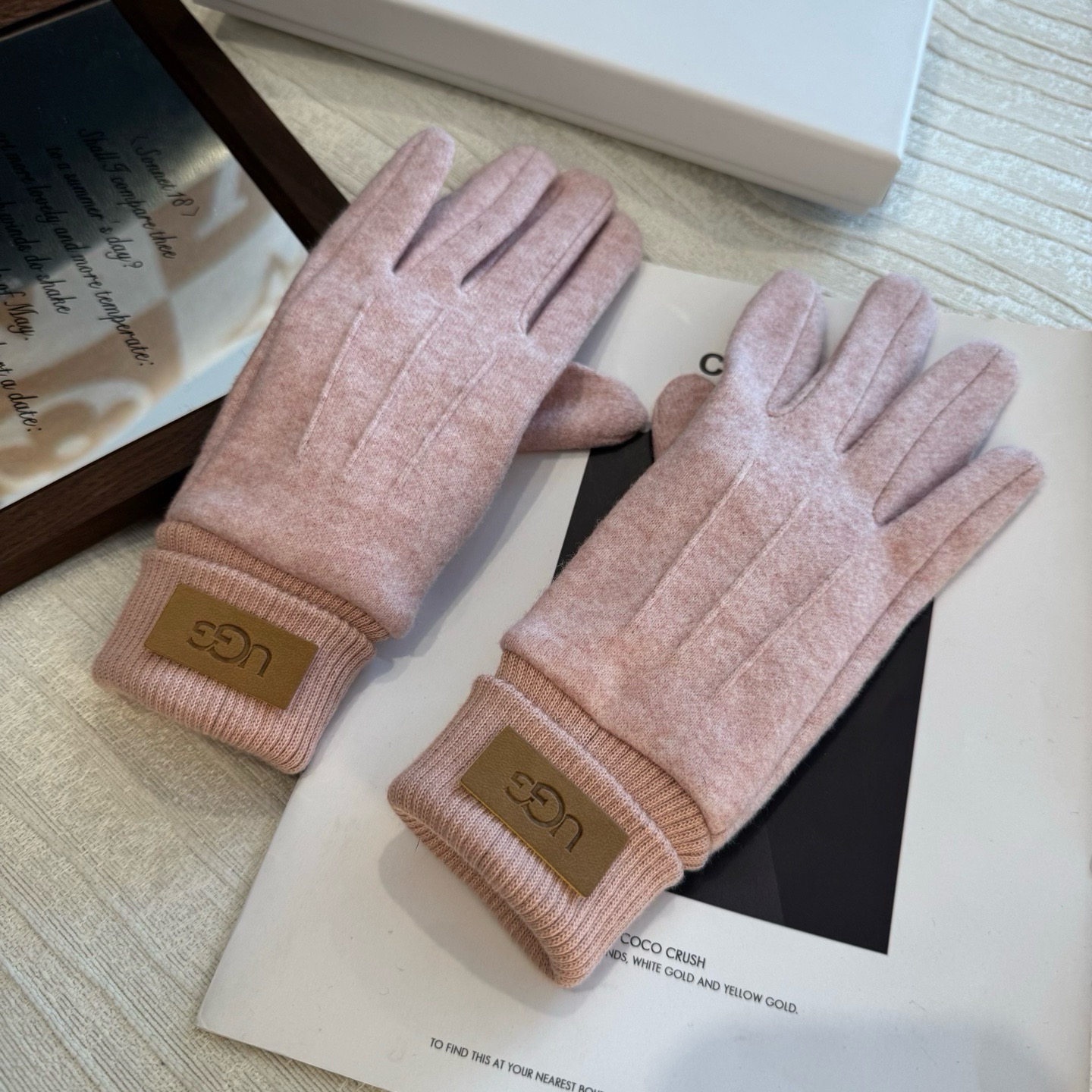 UGG2026秋冬懒兔毛羊毛手套👍值得对比。同款不同品质，秒杀市场差产品，羊毛十懒兔毛内里加绒 🙌经典不过时款.喜欢可以