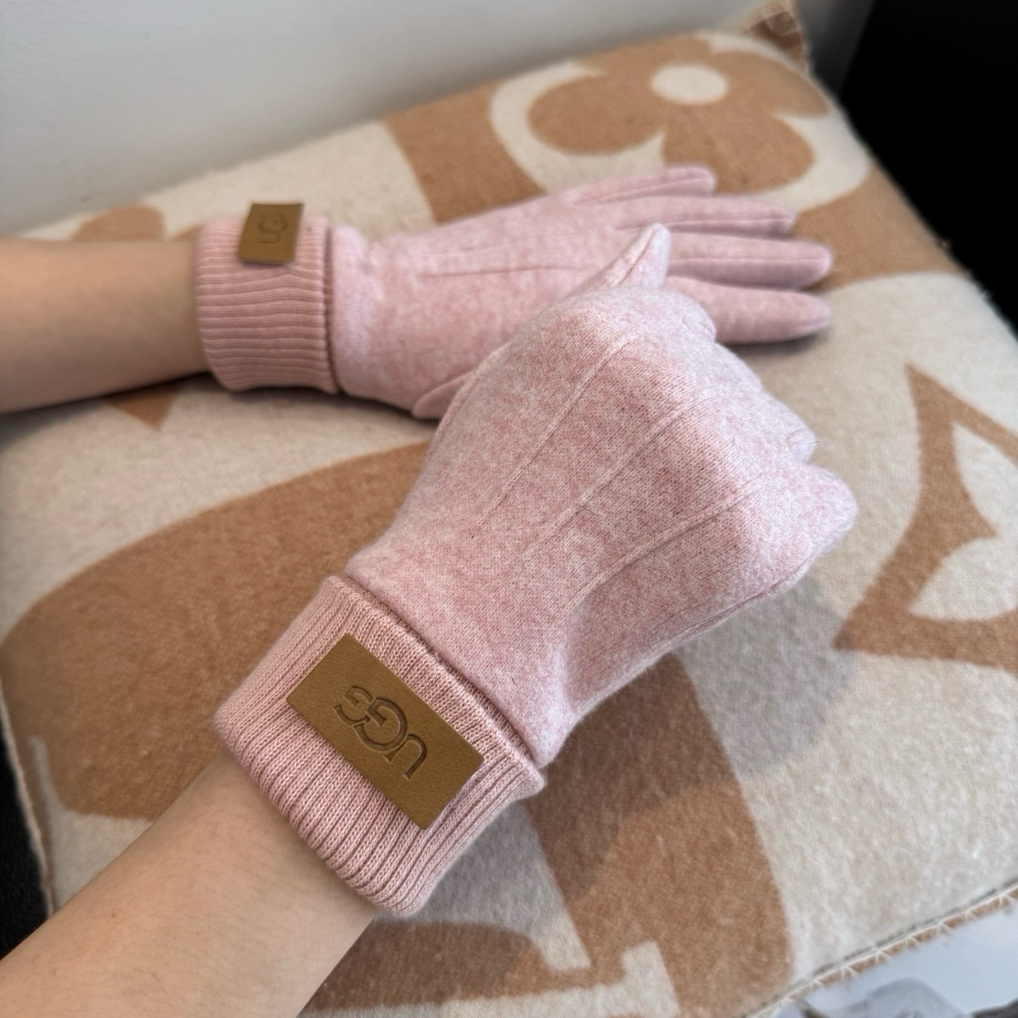 UGG2026秋冬懒兔毛羊毛手套👍值得对比。同款不同品质，秒杀市场差产品，羊毛十懒兔毛内里加绒 🙌经典不过时款.喜欢可以