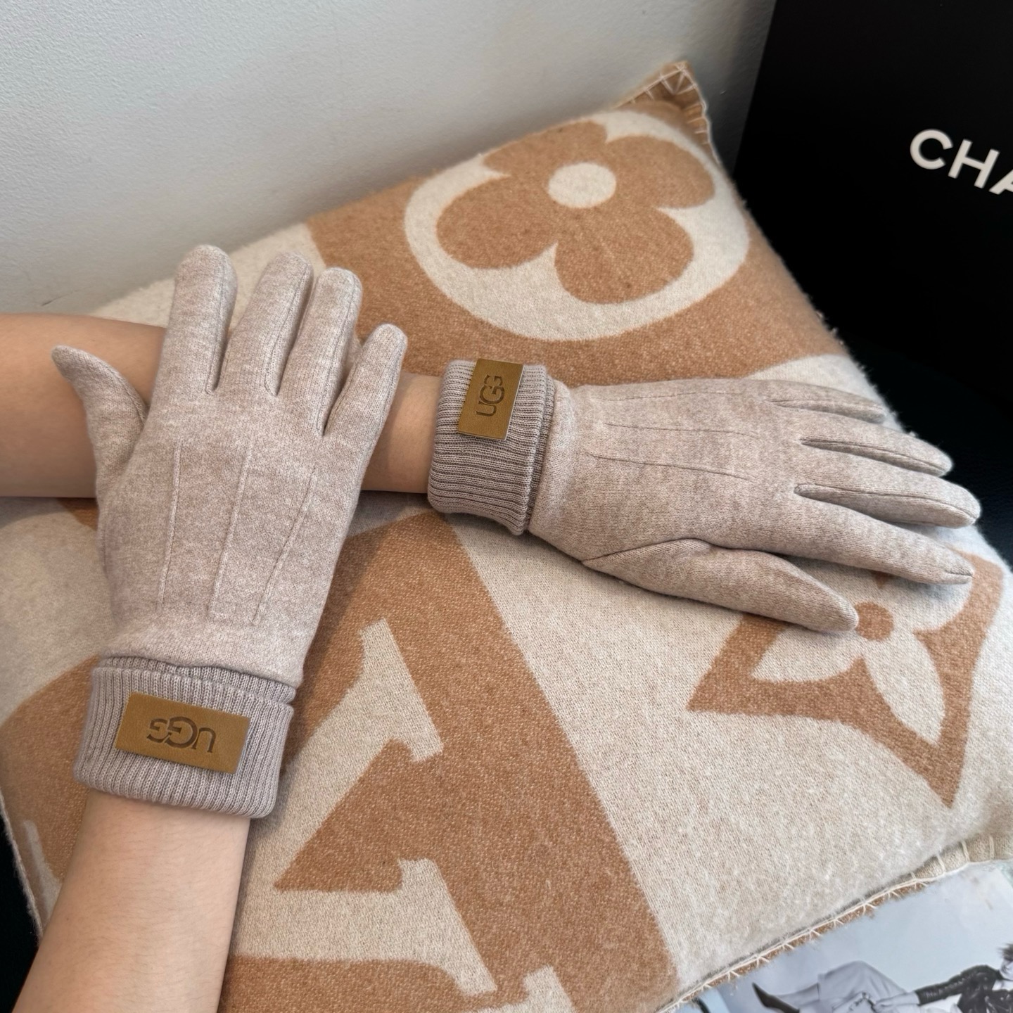 UGG2026秋冬懒兔毛羊毛手套👍值得对比。同款不同品质，秒杀市场差产品，羊毛十懒兔毛内里加绒 🙌经典不过时款.喜欢可以