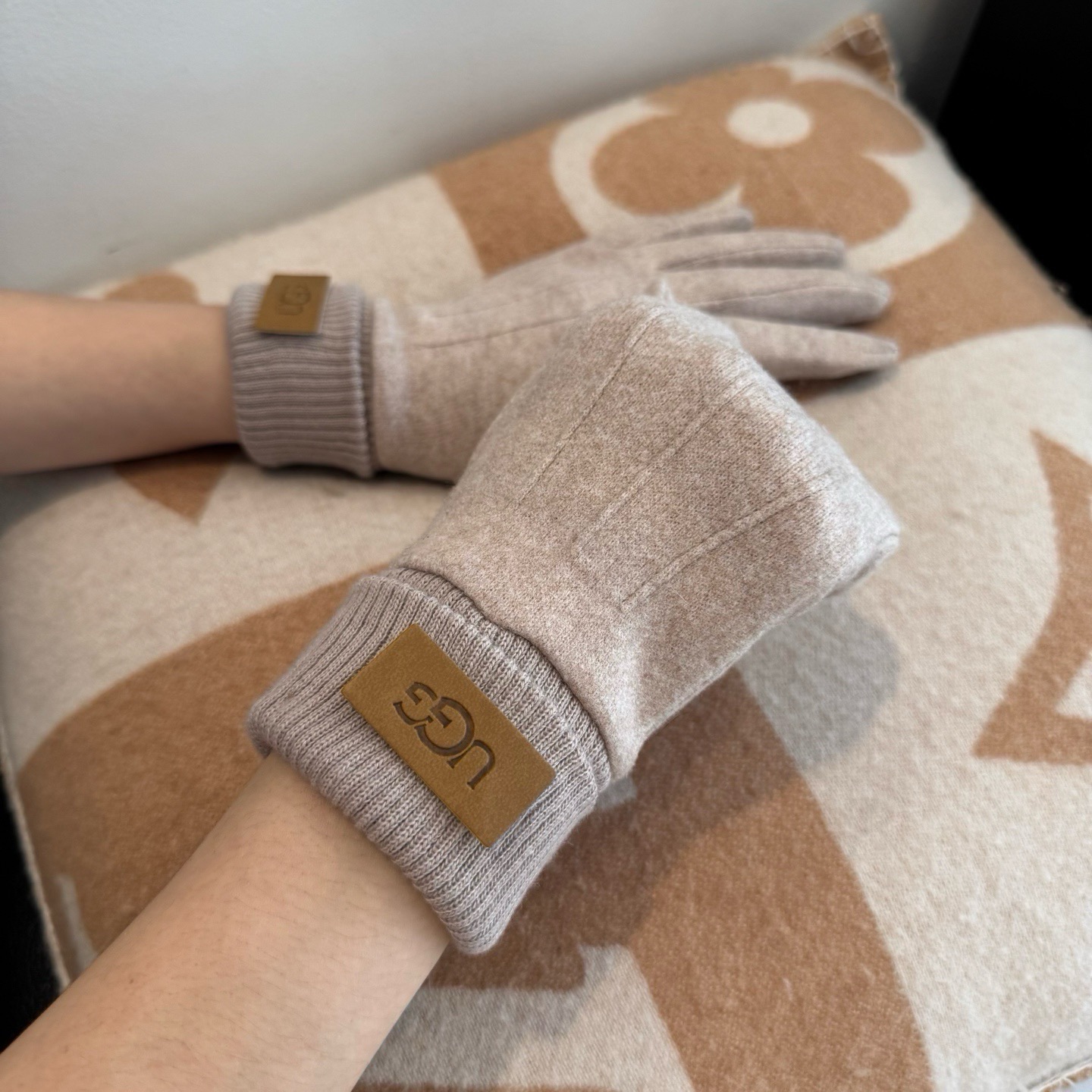 UGG2026秋冬懒兔毛羊毛手套👍值得对比。同款不同品质，秒杀市场差产品，羊毛十懒兔毛内里加绒 🙌经典不过时款.喜欢可以