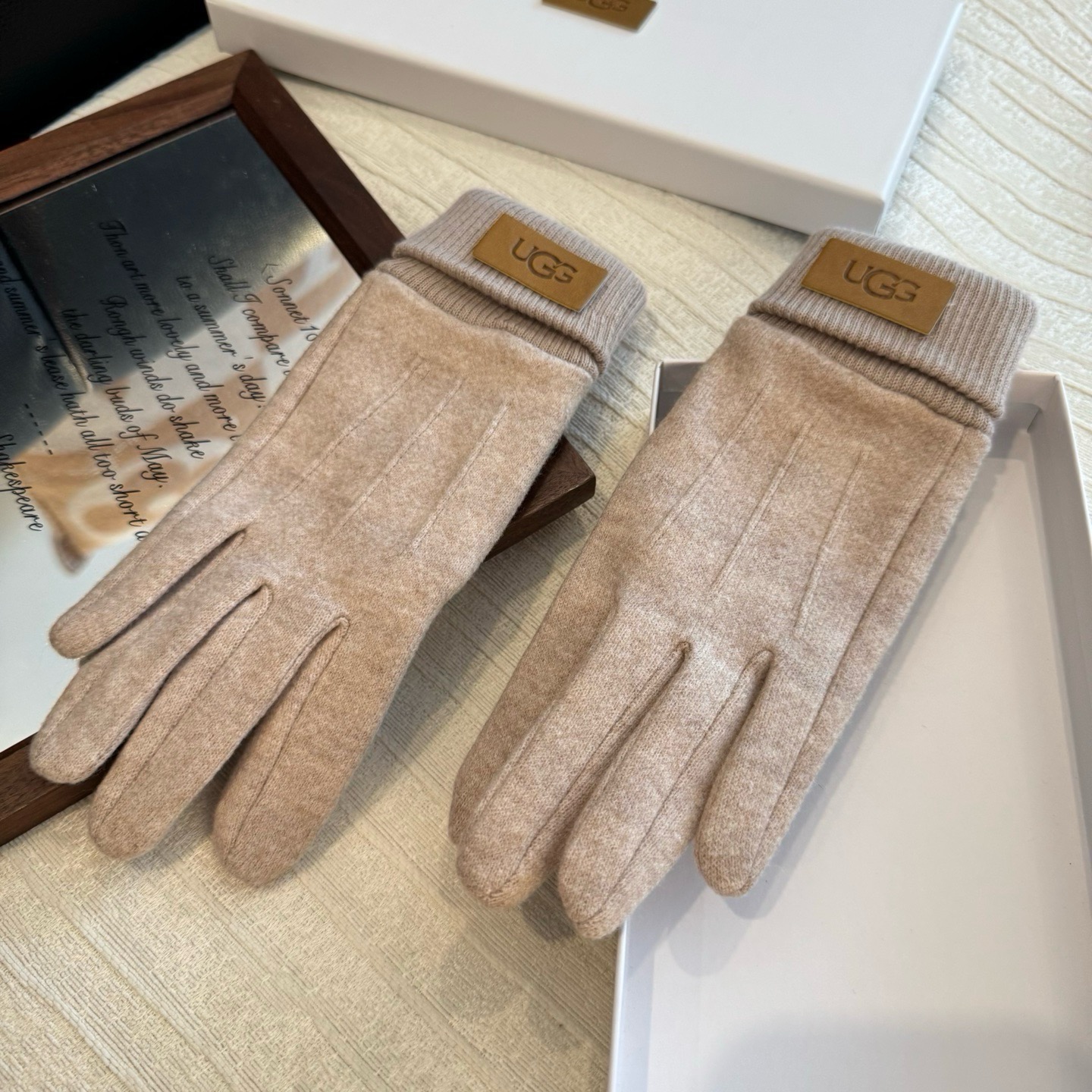 UGG2026秋冬懒兔毛羊毛手套👍值得对比。同款不同品质，秒杀市场差产品，羊毛十懒兔毛内里加绒 🙌经典不过时款.喜欢可以