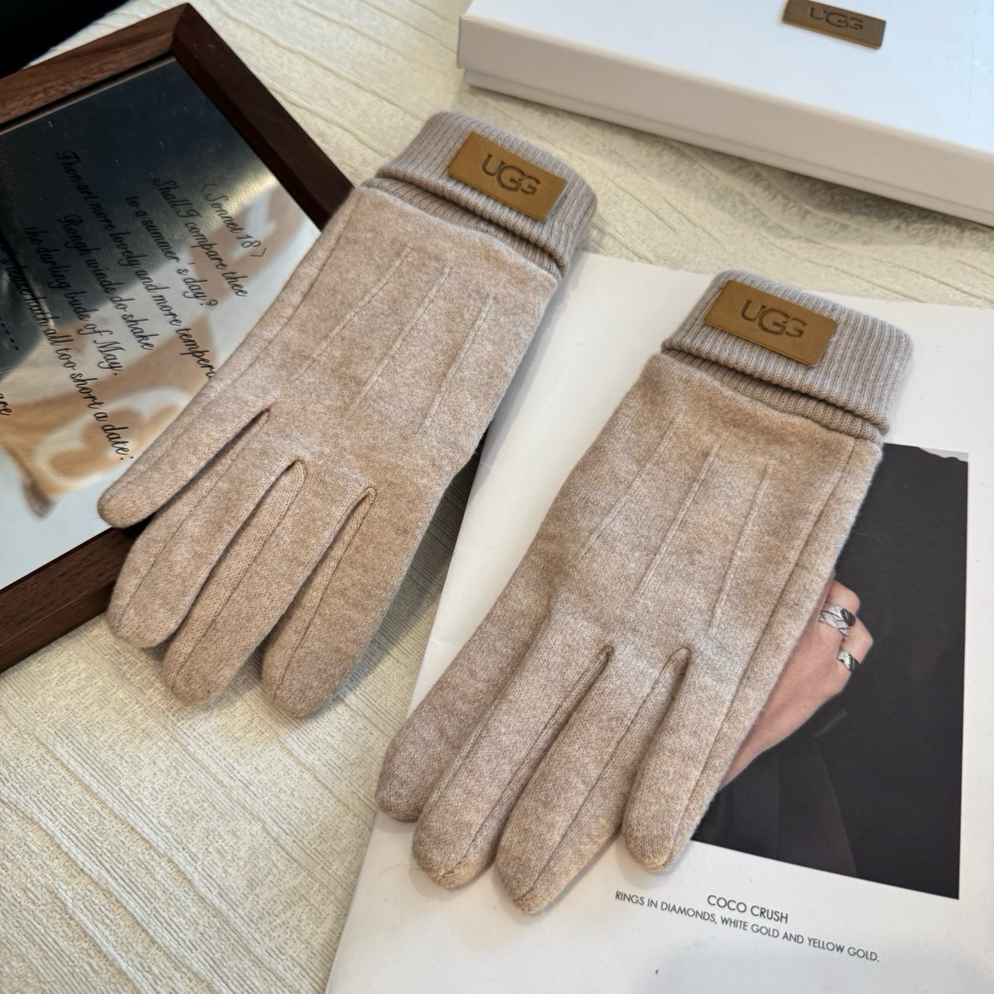 UGG2026秋冬懒兔毛羊毛手套👍值得对比。同款不同品质，秒杀市场差产品，羊毛十懒兔毛内里加绒 🙌经典不过时款.喜欢可以