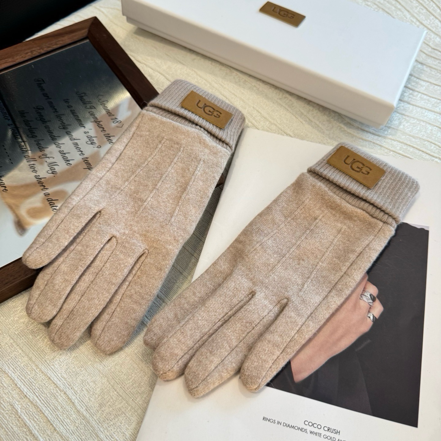 UGG2026秋冬懒兔毛羊毛手套👍值得对比。同款不同品质，秒杀市场差产品，羊毛十懒兔毛内里加绒 🙌经典不过时款.喜欢可以