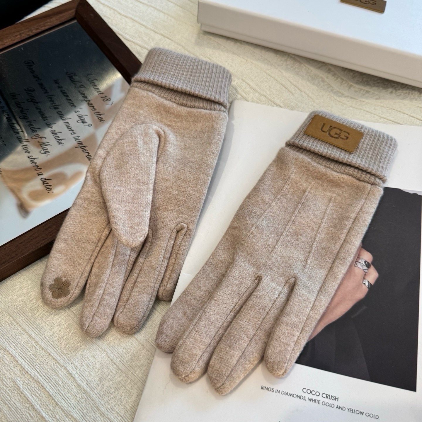 UGG2026秋冬懒兔毛羊毛手套👍值得对比。同款不同品质，秒杀市场差产品，羊毛十懒兔毛内里加绒 🙌经典不过时款.喜欢可以