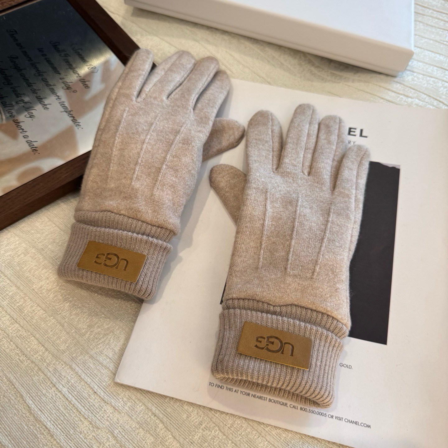 UGG2026秋冬懒兔毛羊毛手套👍值得对比。同款不同品质，秒杀市场差产品，羊毛十懒兔毛内里加绒 🙌经典不过时款.喜欢可以