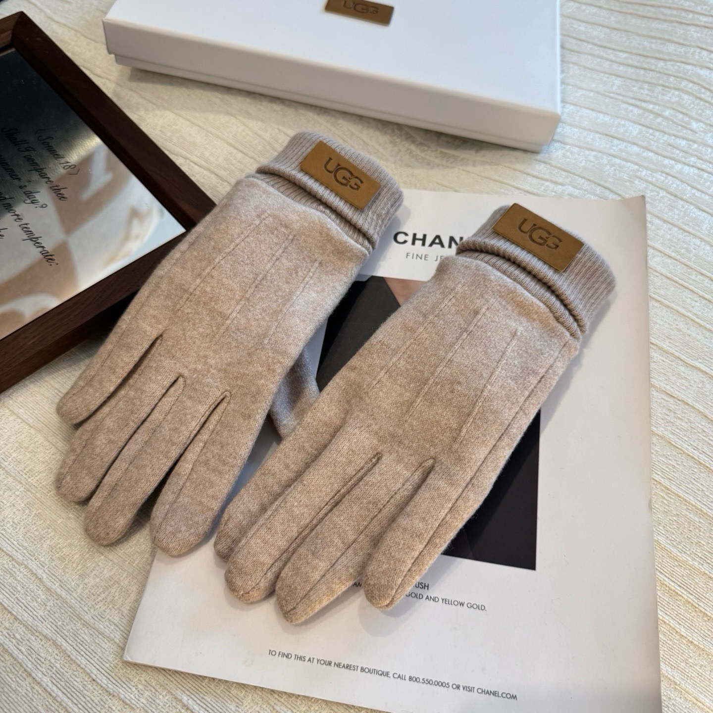 UGG2026秋冬懒兔毛羊毛手套👍值得对比。同款不同品质，秒杀市场差产品，羊毛十懒兔毛内里加绒 🙌经典不过时款.喜欢可以