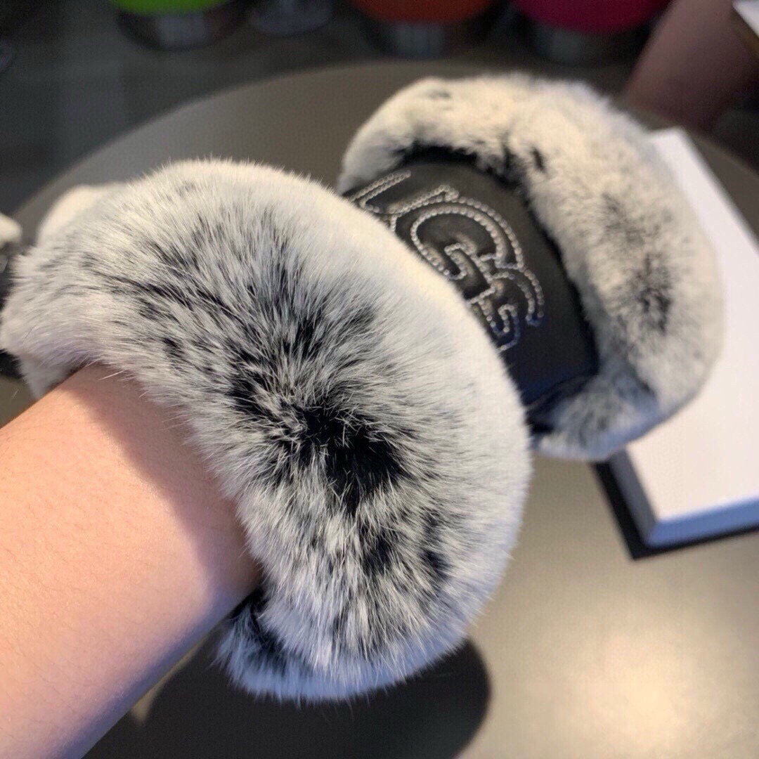 UGG 2026最美手套，采用全部进口山羊皮🐏，内里加绒 [嘿哈][嘿哈]性价比非常高，🐰🌹，带起来既舒适又保暖，表面绣