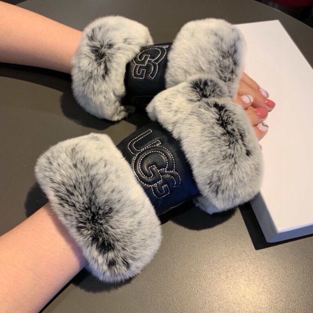 UGG 2026最美手套，采用全部进口山羊皮🐏，内里加绒 [嘿哈][嘿哈]性价比非常高，🐰🌹，带起来既舒适又保暖，表面绣
