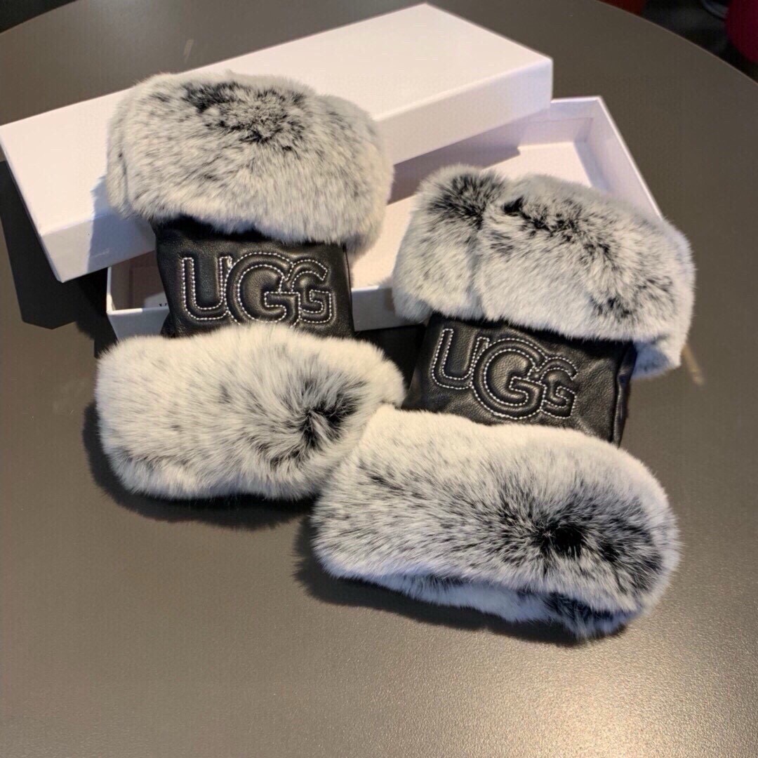 UGG 2026最美手套，采用全部进口山羊皮🐏，内里加绒 [嘿哈][嘿哈]性价比非常高，🐰🌹，带起来既舒适又保暖，表面绣