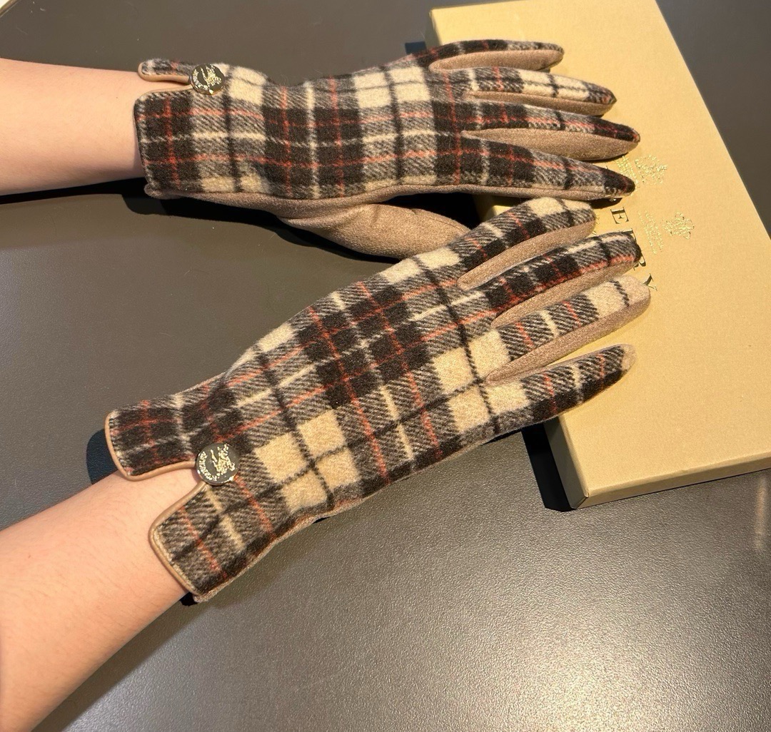 巴宝莉BURBERRY 专柜新品羊毛手套，时尚手套，秋冬保暖加绒内里，经典格子，上手超舒适柔软、百搭！均码