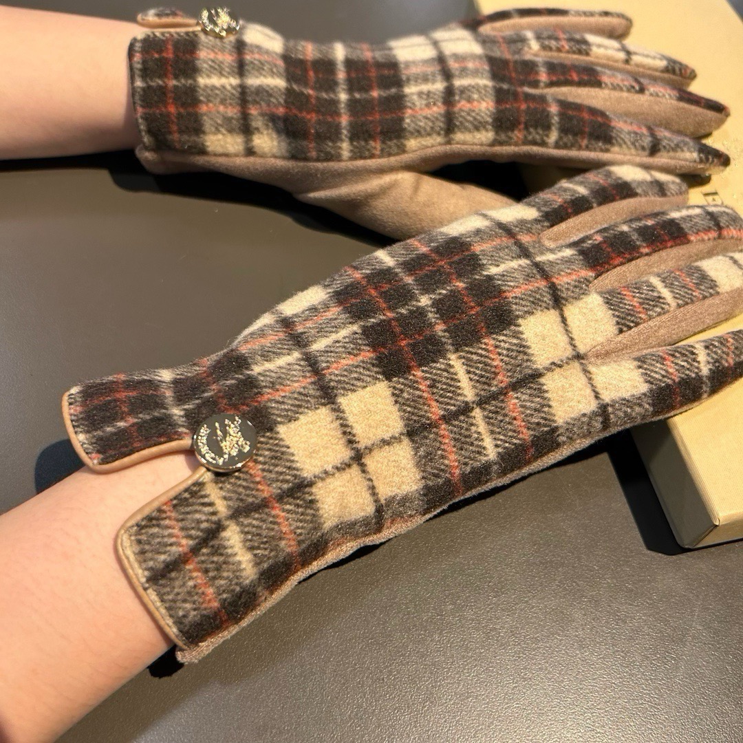 巴宝莉BURBERRY 专柜新品羊毛手套，时尚手套，秋冬保暖加绒内里，经典格子，上手超舒适柔软、百搭！均码